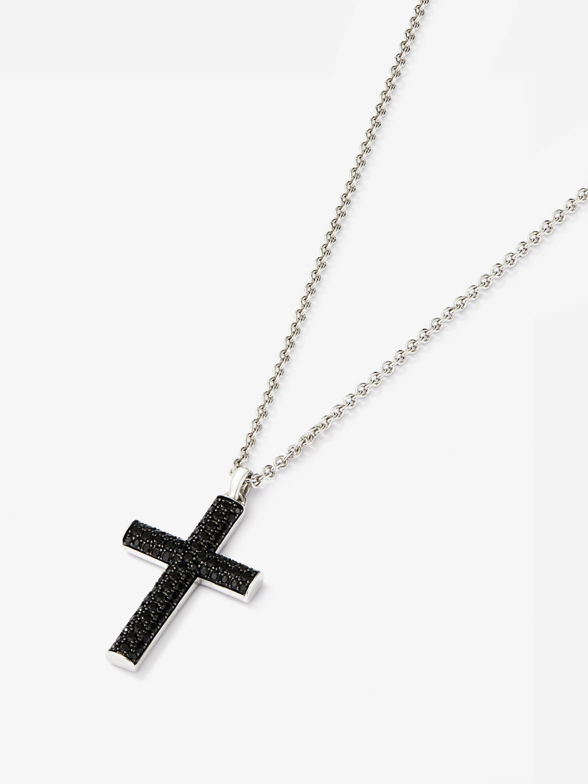 Colgante de plata 925 con cruz de 75 espinelas negras en talla brillante con un total de 1,04 cts