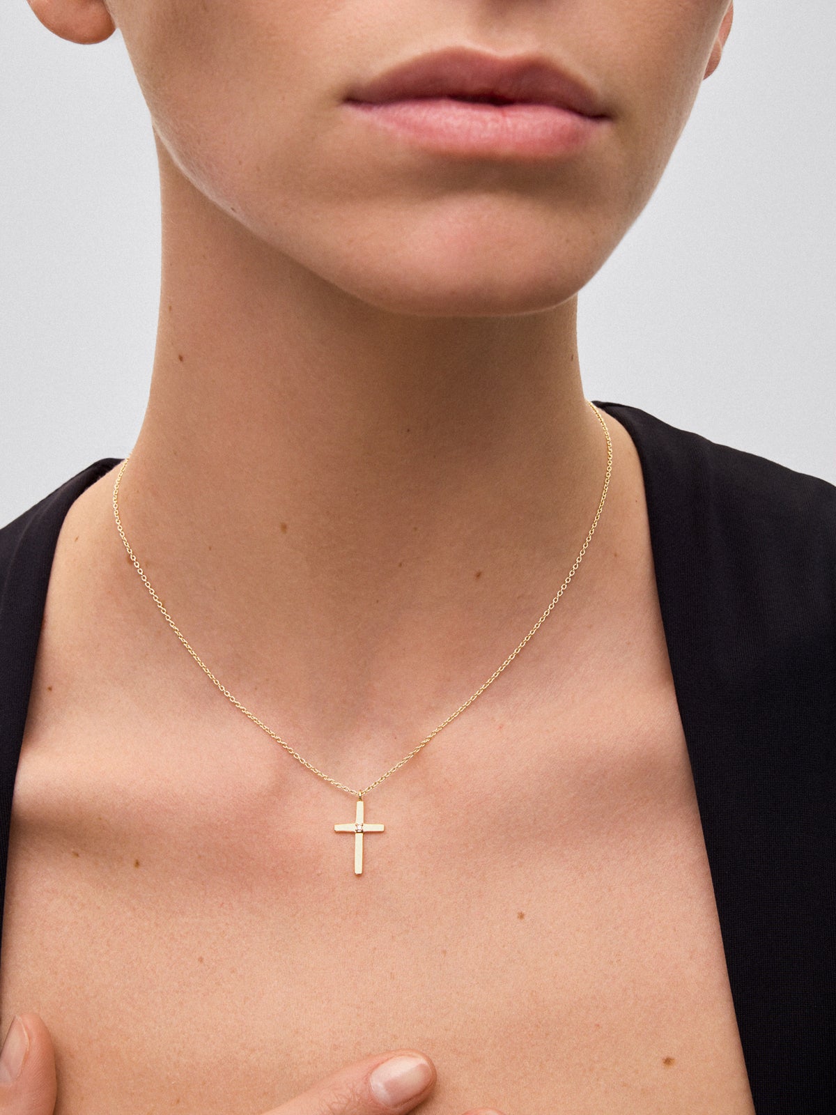 Colgante de oro amarillo de 18K con cruz grande y diamante en talla brillante de 0,015 cts