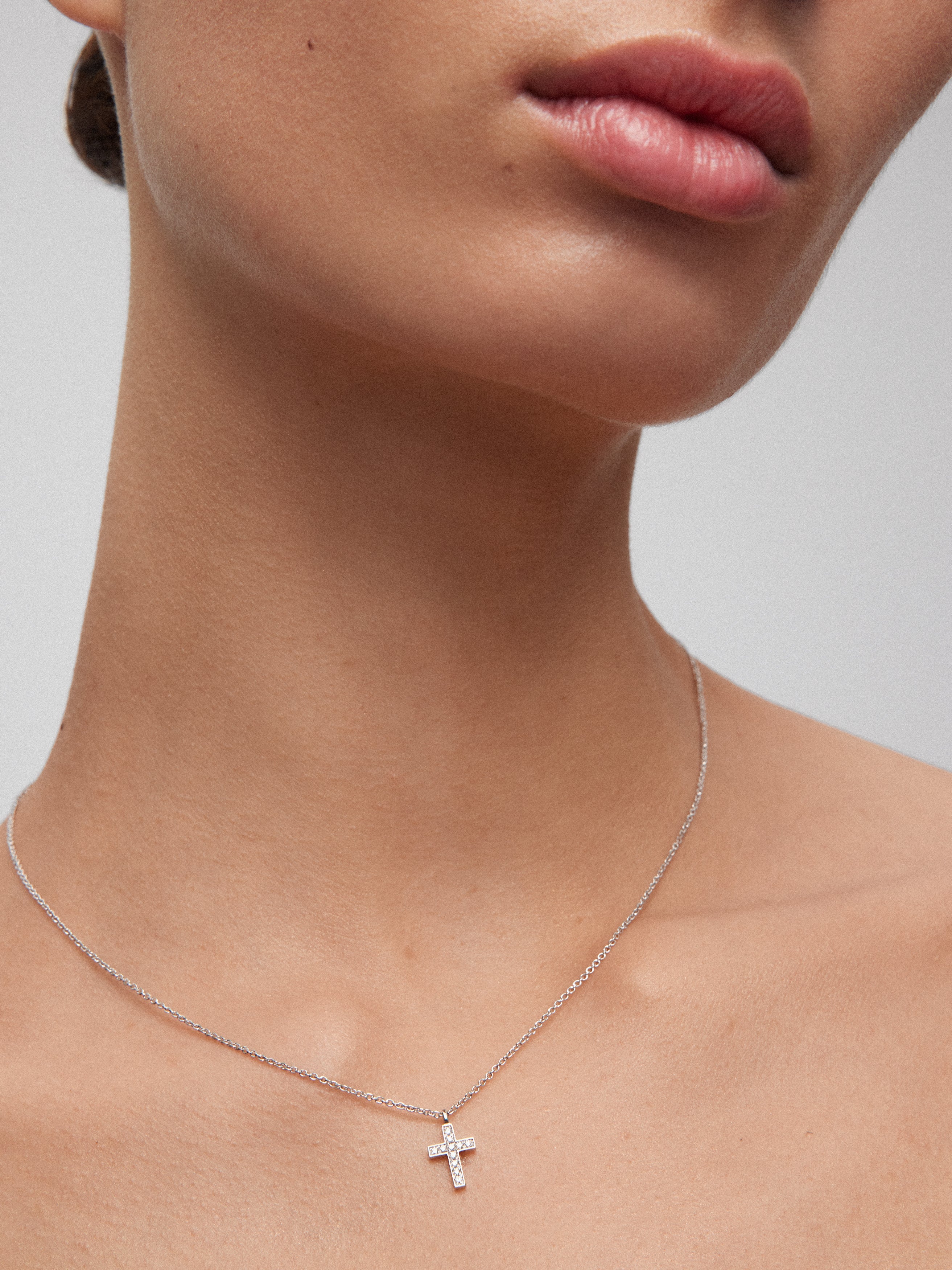 Colgante de oro blanco de 18K con 11 diamantes en talla brillante con un total de 0,07 cts