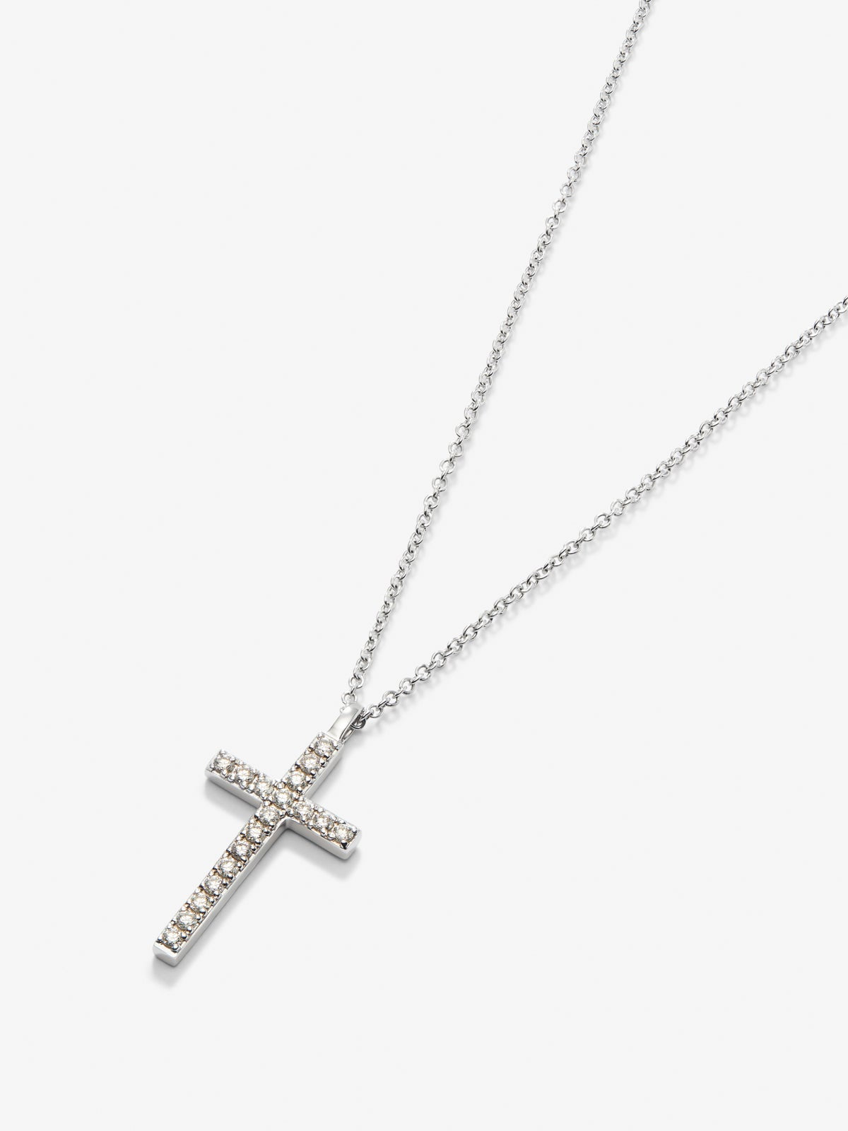 Colgante cadena cruz de oro blanco de 18K con diamantes en talla brillante con un total de 0,26 cts