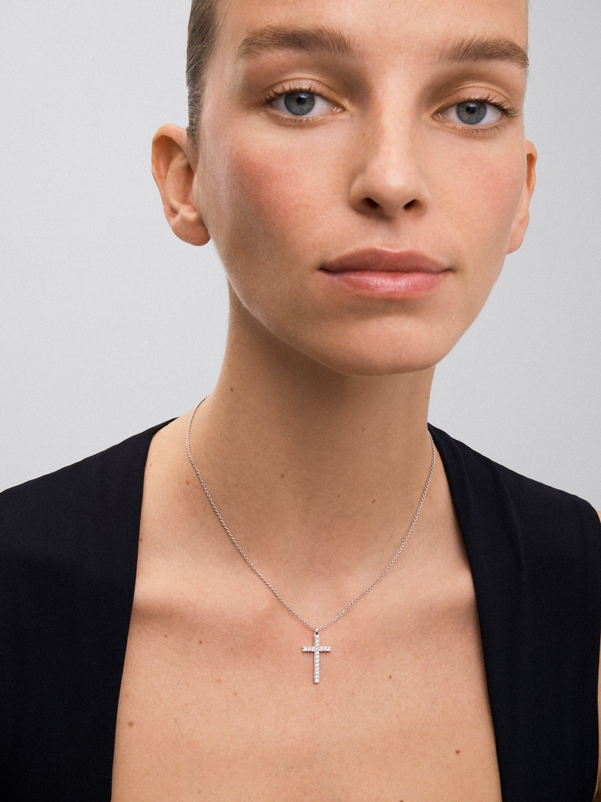 Colgante de oro blanco de 18K con 18 diamantes en talla brillante con un total de 0,33 cts