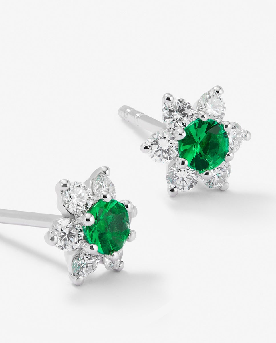 Pendientes de oro blanco de 18K con esmeralda de 0,19 cts y diamantes en talla brillante  con forma de estrella