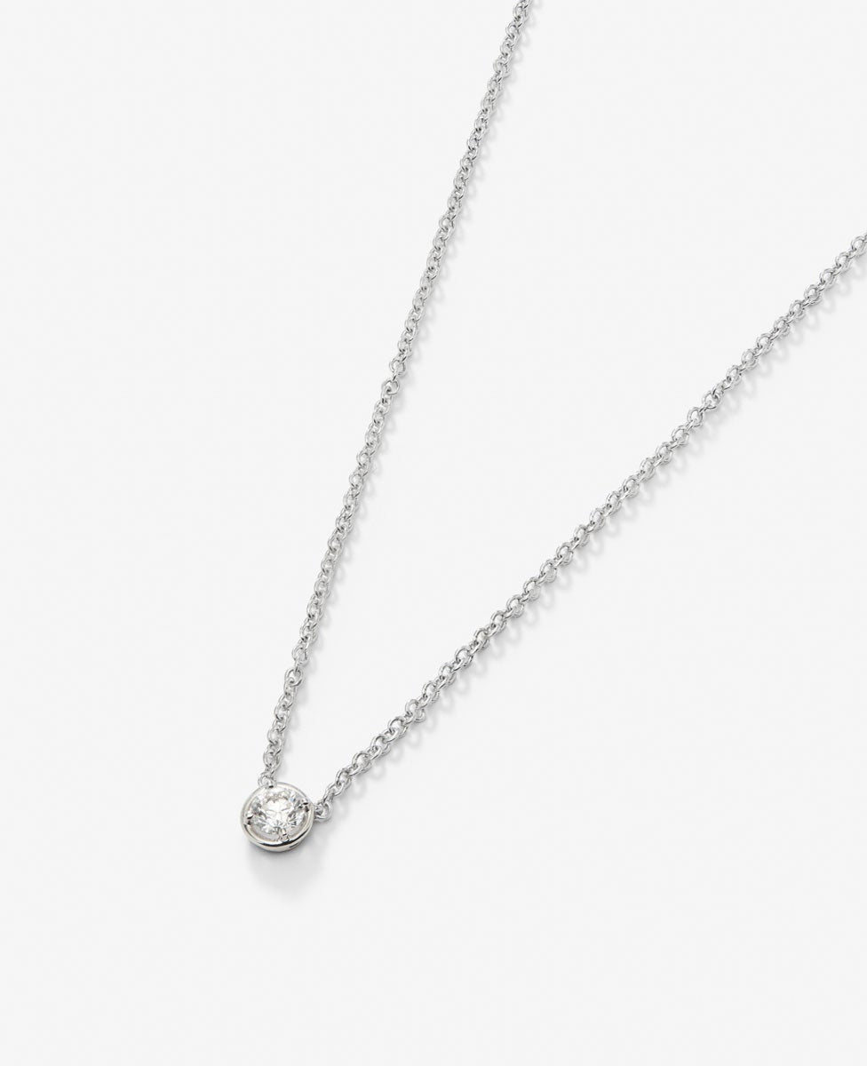 Colgante de oro blanco de 18K con diamante en talla brillante de 0,20 cts