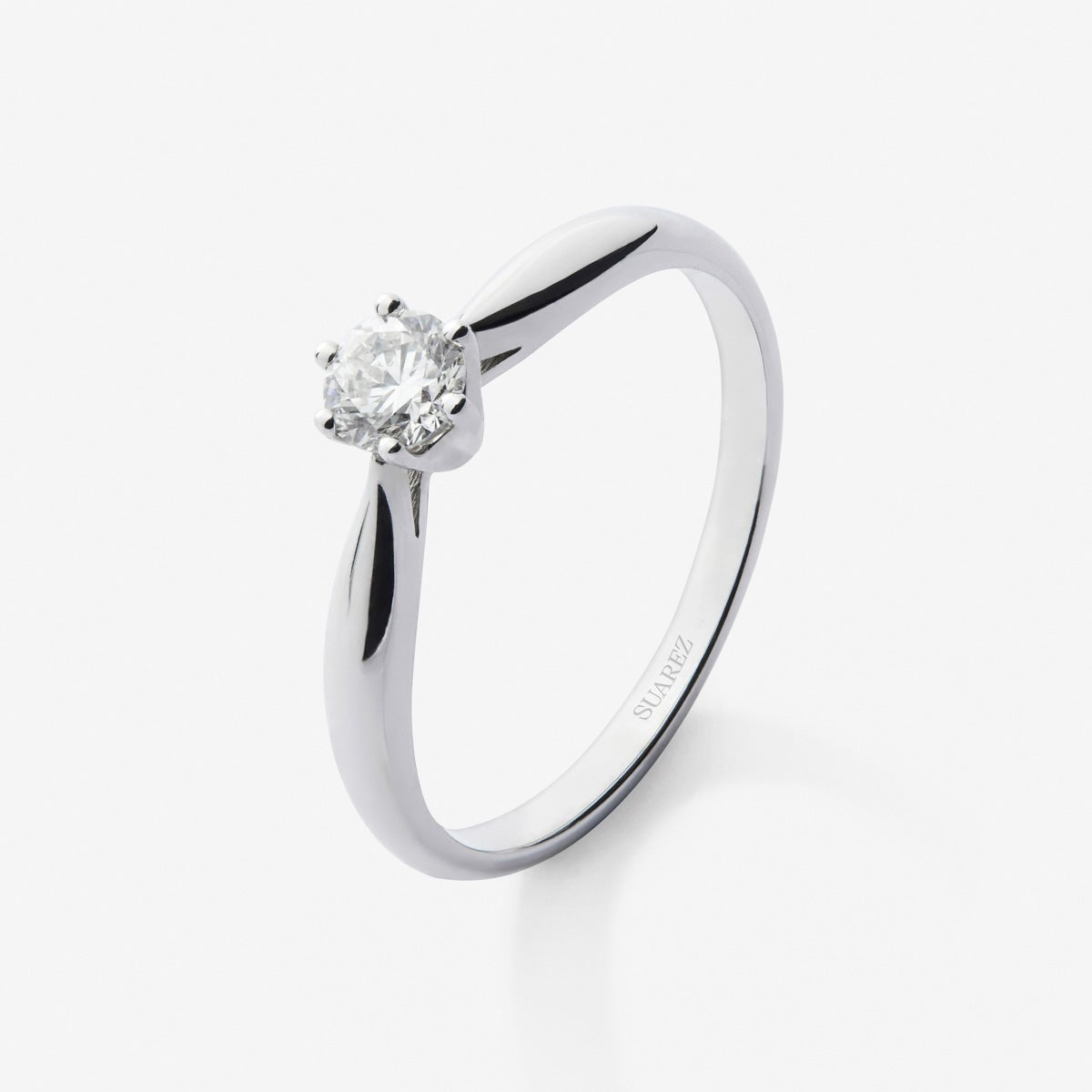 Anillo solitario de oro blanco de 18K con diamante en talla brillante de 0,20 cts