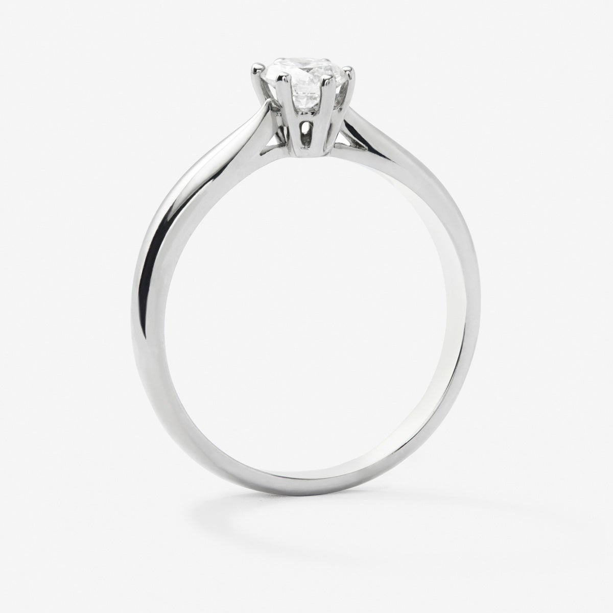 Anillo solitario de oro blanco de 18K con diamante en talla brillante de 0,20 cts