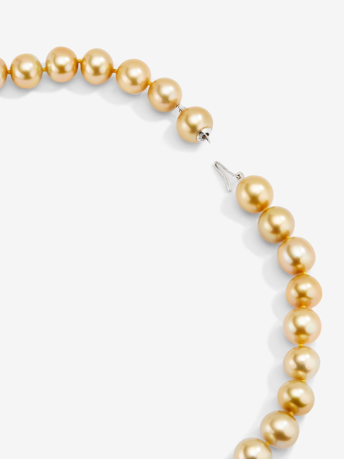 Collar de oro blanco de 18K con 39 perlas doradas esféricas