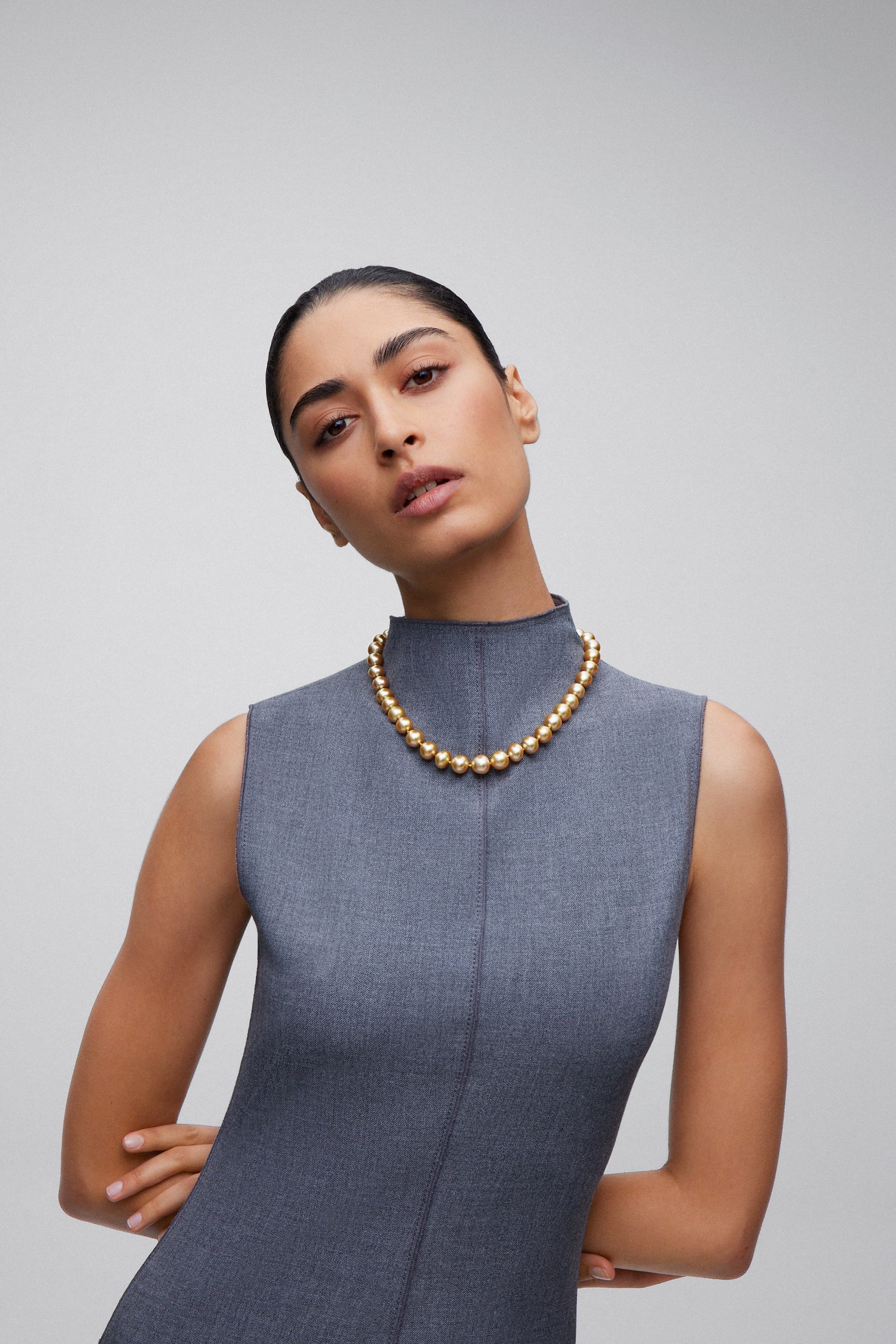 Collar de oro blanco de 18K con 39 perlas doradas esféricas