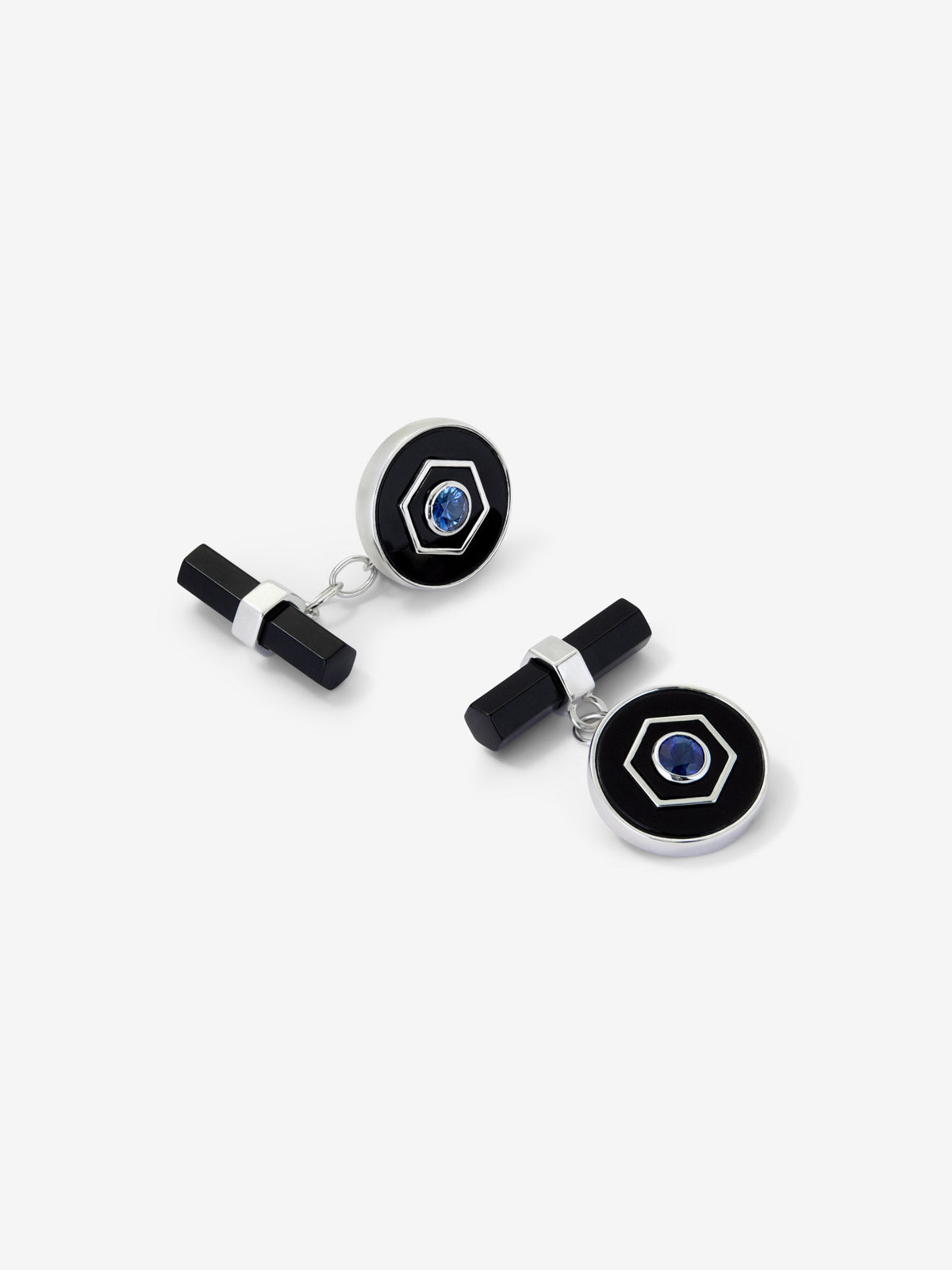 Gemelos de oro blanco de 18K con ónix negro en talla octogonal y zafiros azules