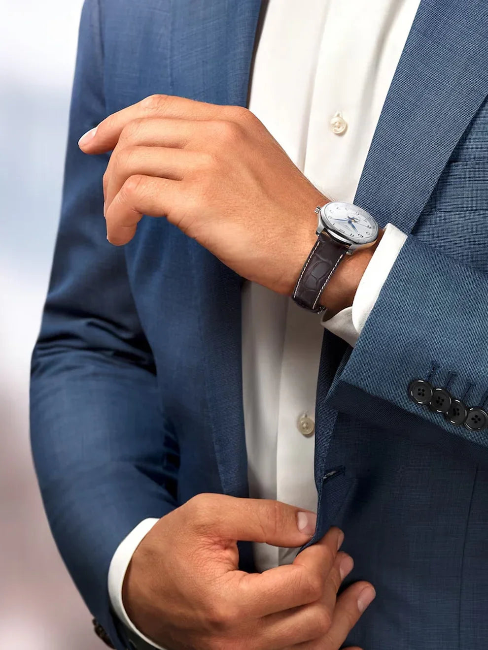 Reloj de acero inoxidable con correa de piel de caimán marrón, cristal de zafiro y movimiento automático