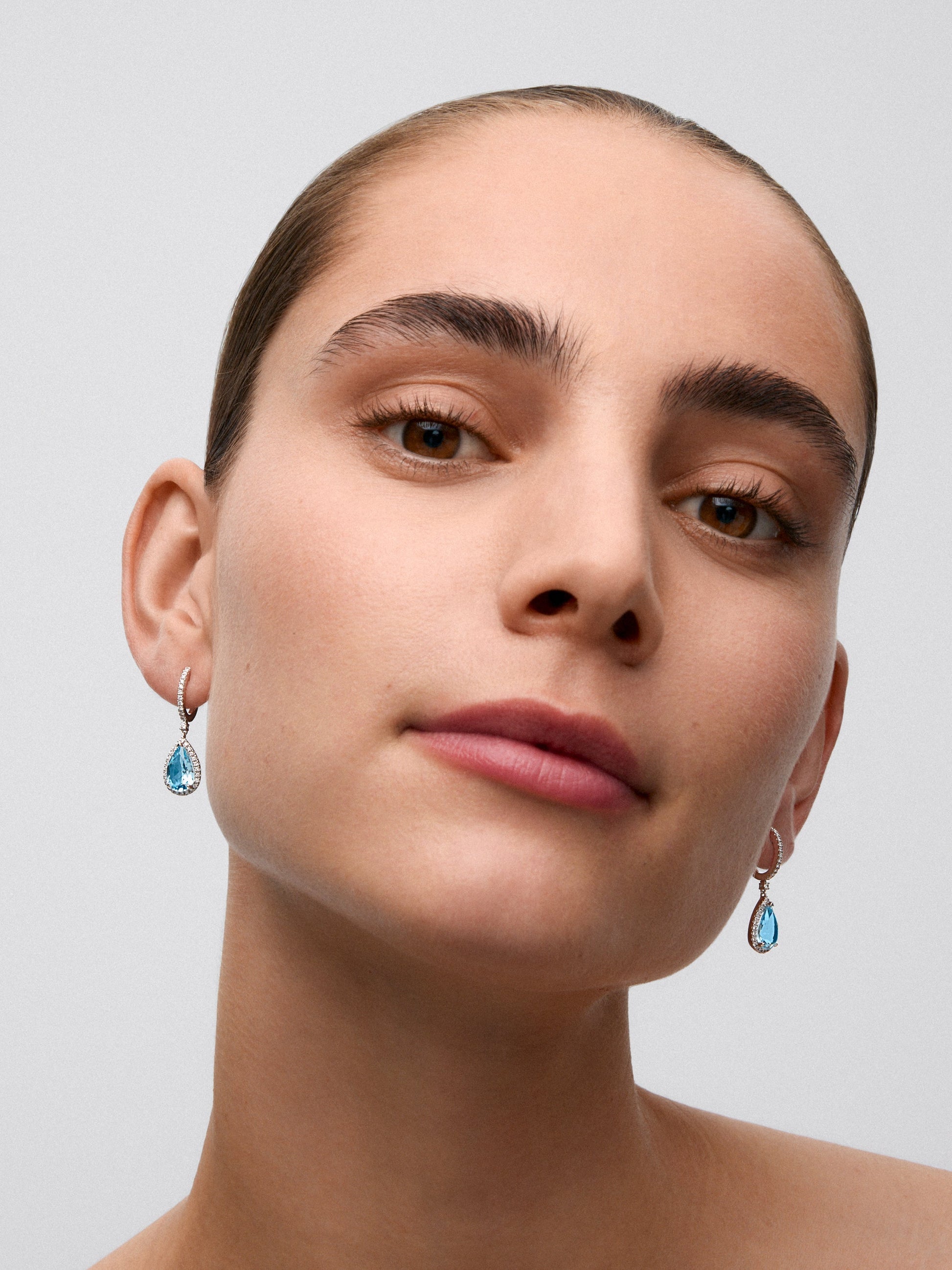Pendientes de aro con colgante de oro blanco de 18K con topacio y diamante
