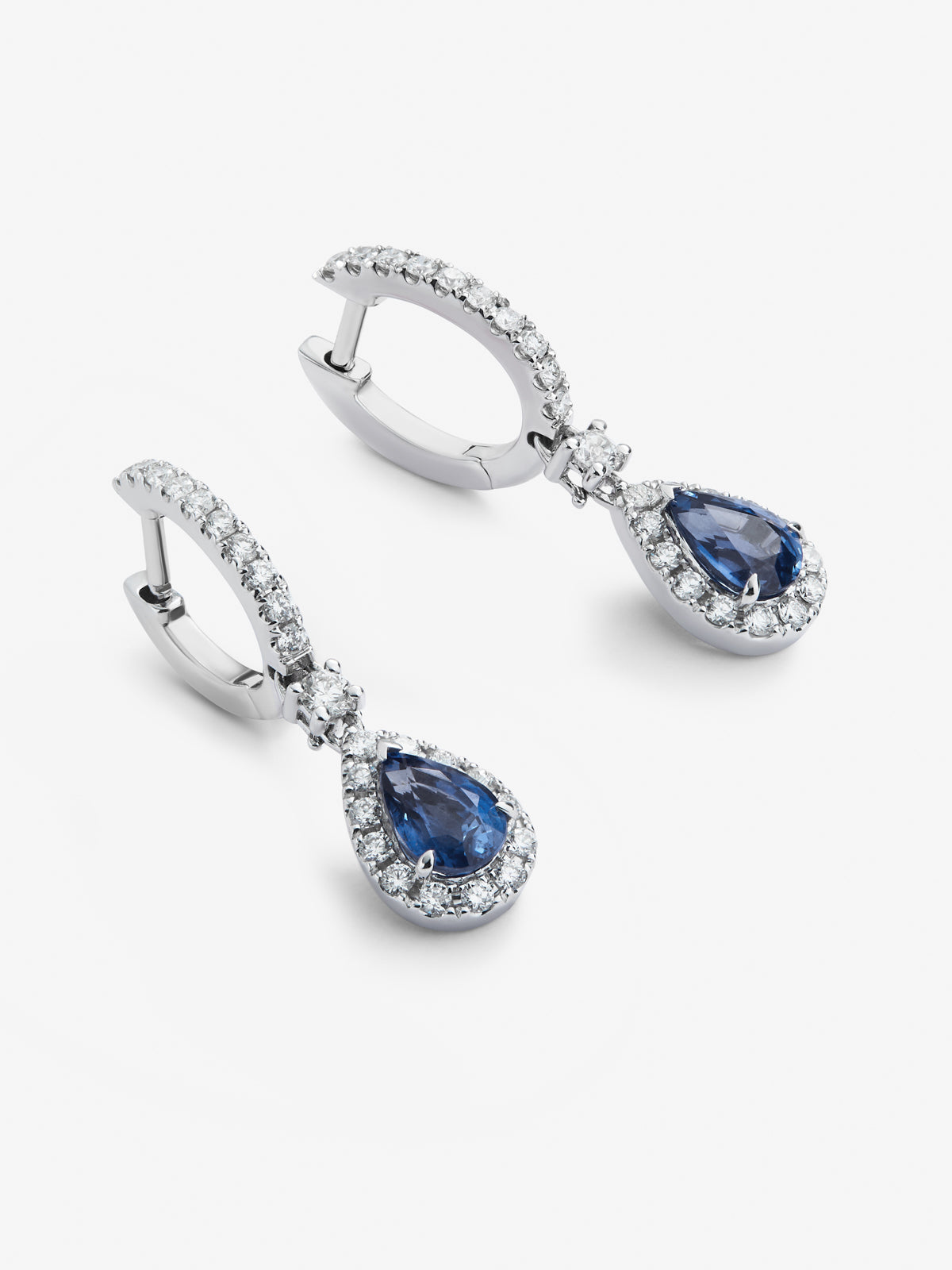 18K white gold earrings with sapphire