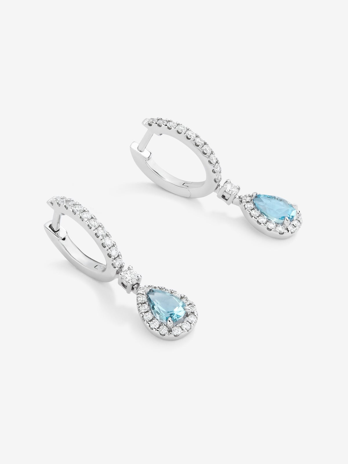 Pendientes de oro blanco de 18K con 2 aguamarinas en talla pera con un total de 0,75 cts y 50 diamantes en talla brillante con un total de 0,43 cts