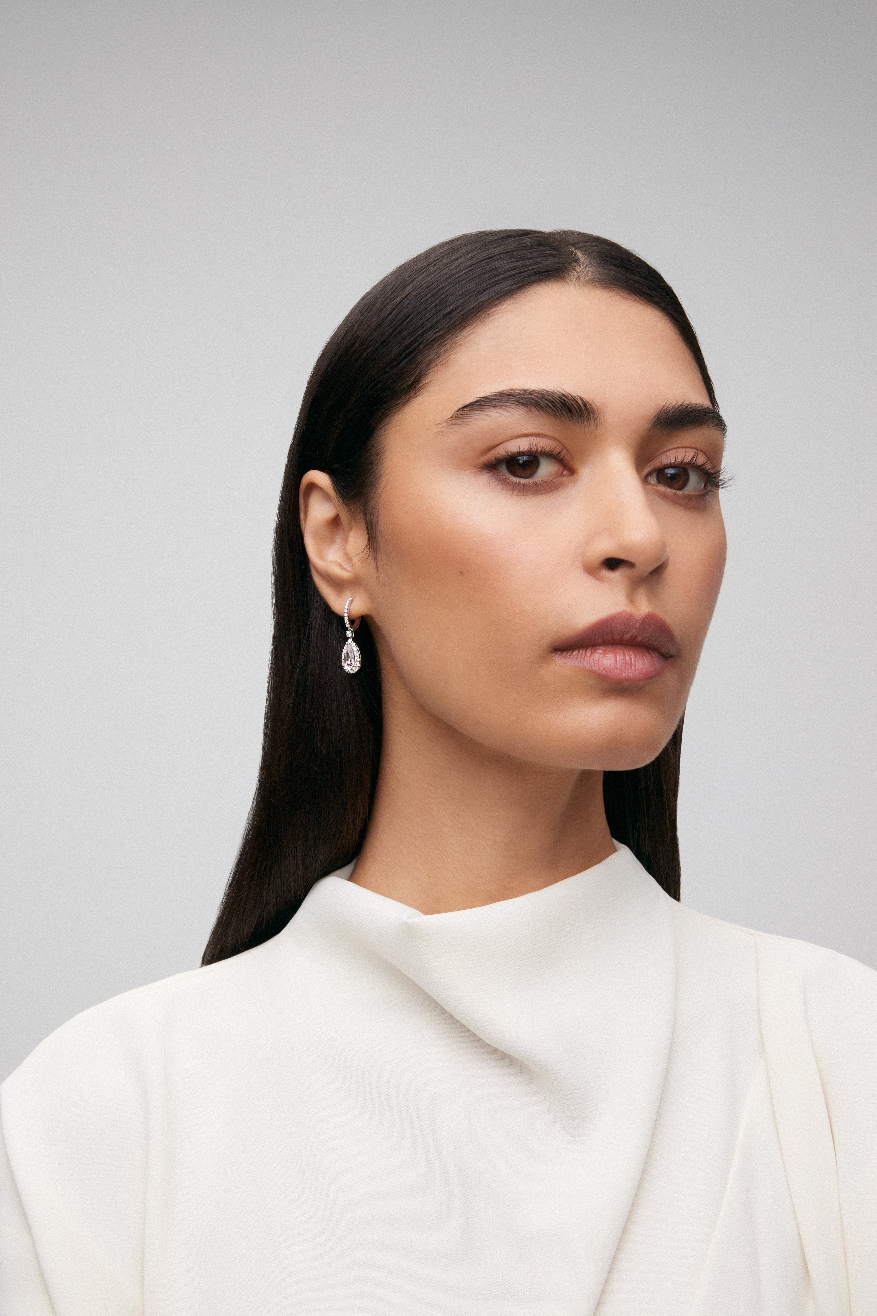 Pendientes de oro blanco de 18K con morganitas rosas en talla pera de 1,96 cts y diamantes en talla brillantes