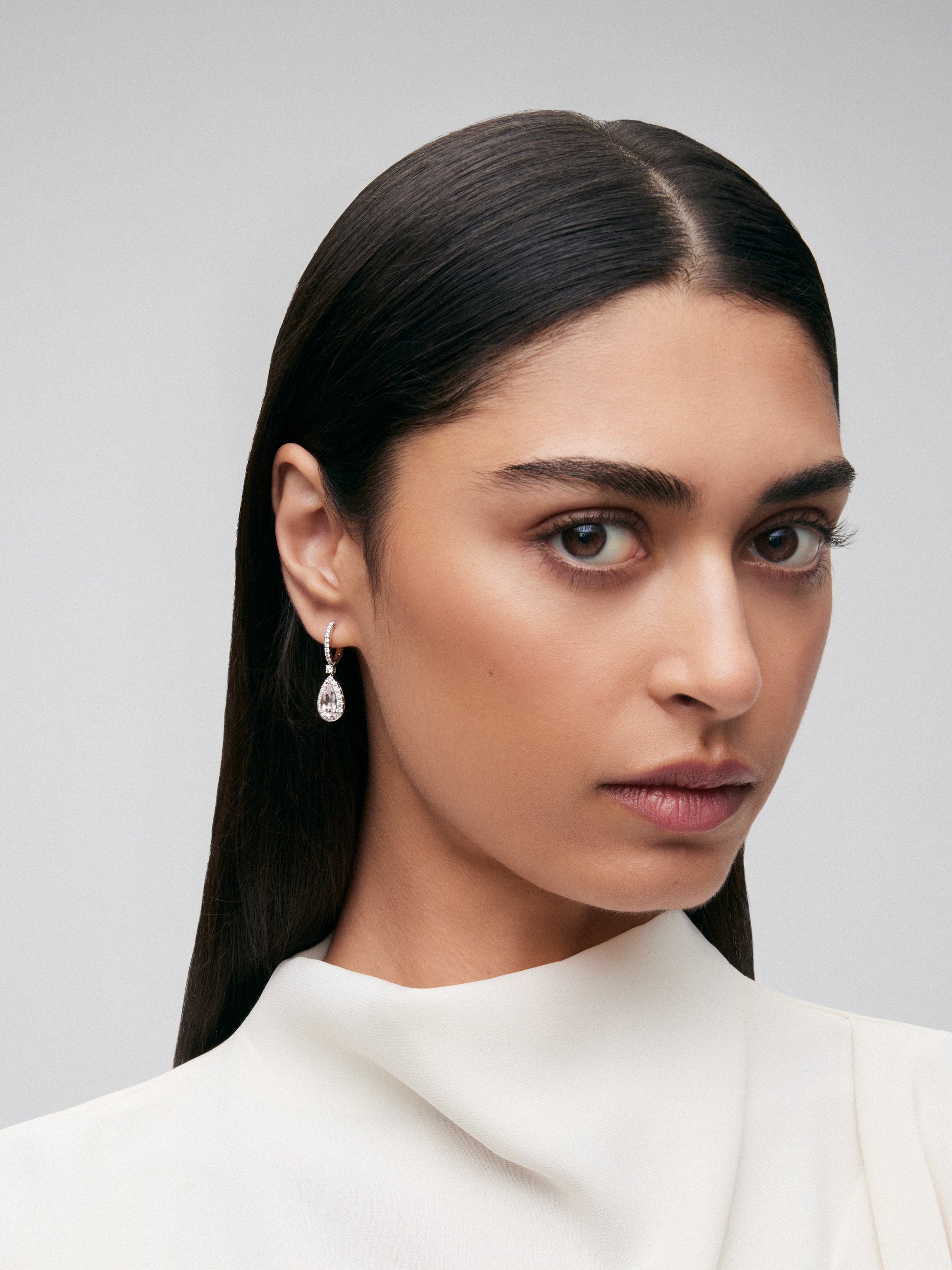 Pendientes de oro blanco de 18K con morganitas rosas en talla pera de 1,96 cts y diamantes en talla brillantes