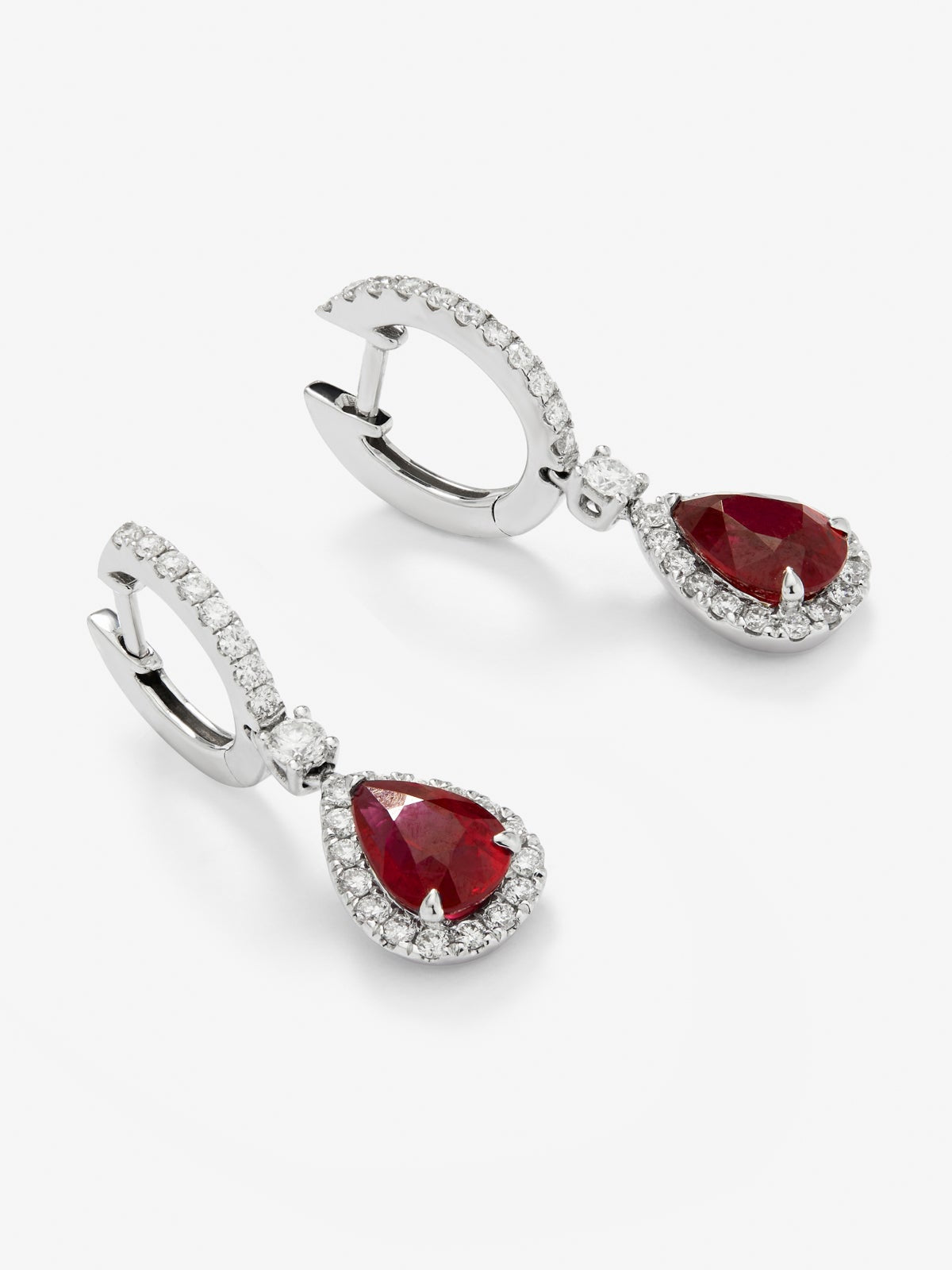 Pendientes de oro blanco de 18K con rubí