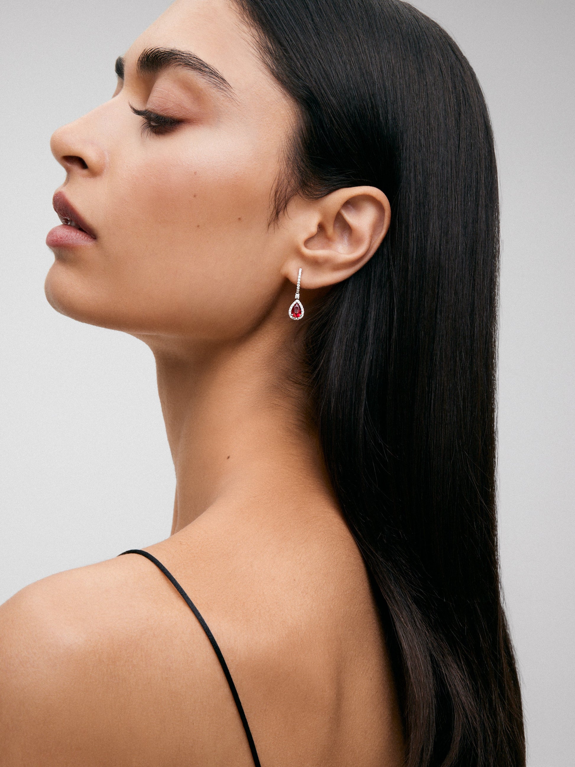 Pendientes de oro blanco de 18K con rubí