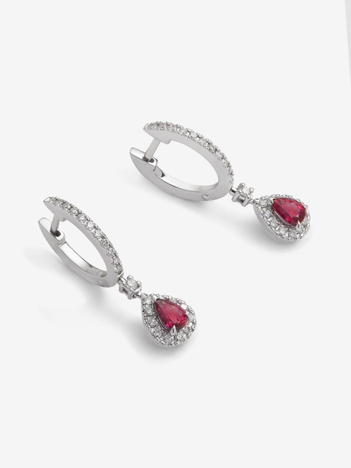 Pendientes de aro en oro blanco de 18K con rubíes rojos en talla pera con un total de 0,63 cts y 48 diamantes en talla brillante con un total de 0,26 cts