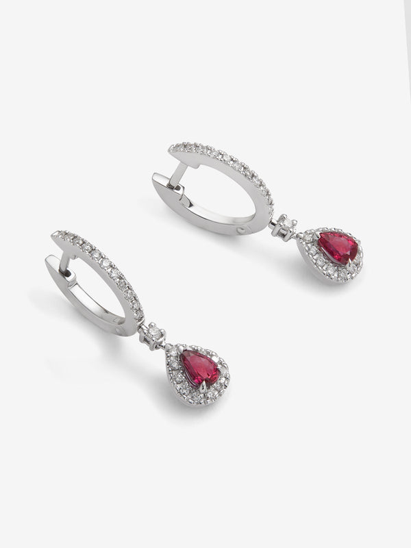 Pendientes de aro en oro blanco de 18K con rubíes rojos en talla pera con un total de 0,63 cts y 48 diamantes en talla brillante con un total de 0,26 cts