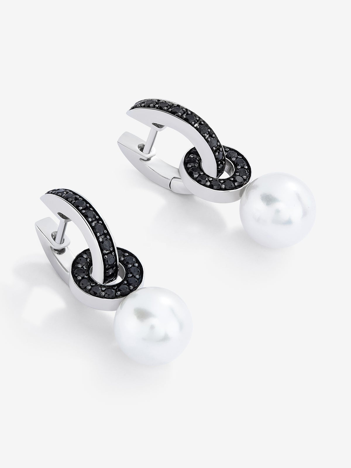 Pendiente de aro de plata 925 combinado con perla akoya de 8,5 mm y espinela