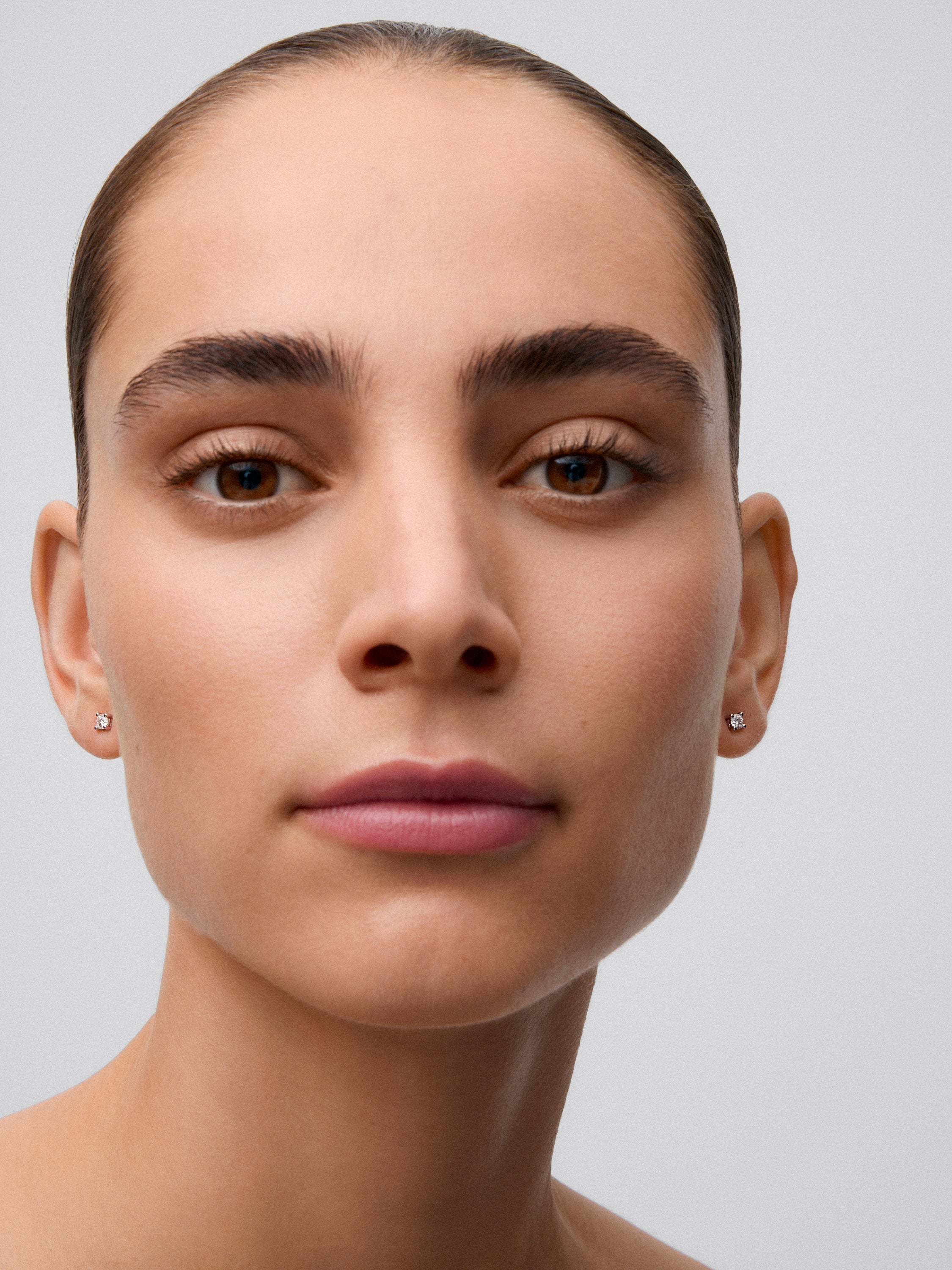 Pendientes de oro blanco de 18K con diamante solitario