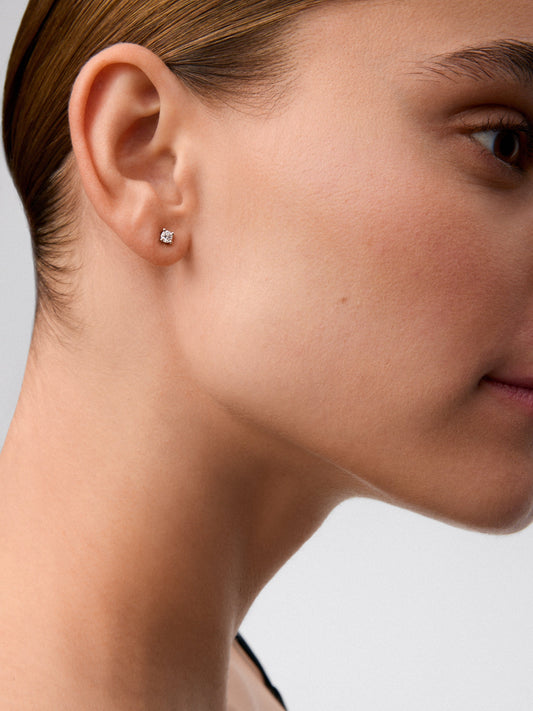 Pendientes de oro blanco de 18K con 2 diamantes en talla brillante con un total de 0,3 cts