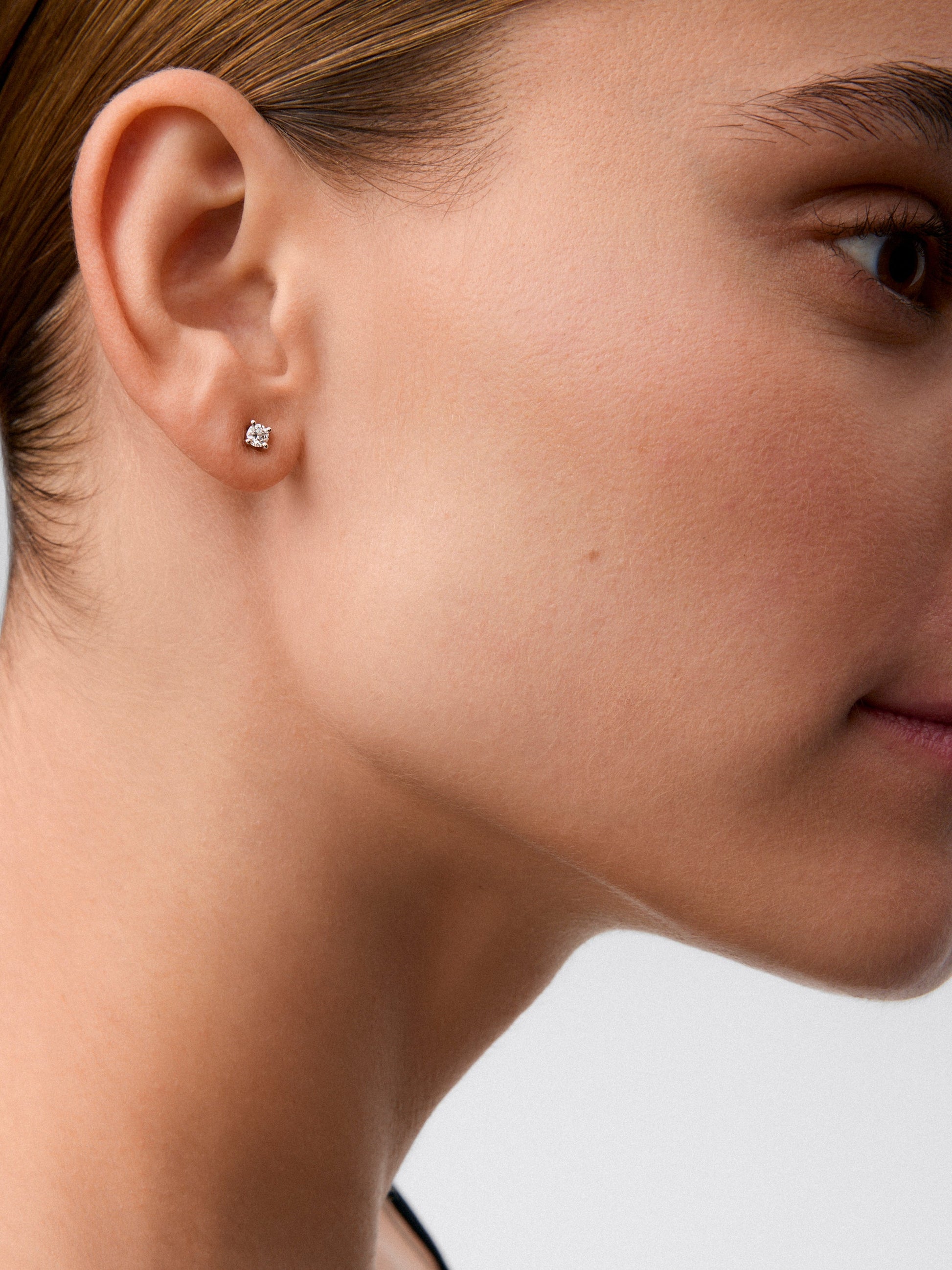 Pendientes de oro blanco de 18K con 2 diamantes en talla brillante con un total de 0,3 cts