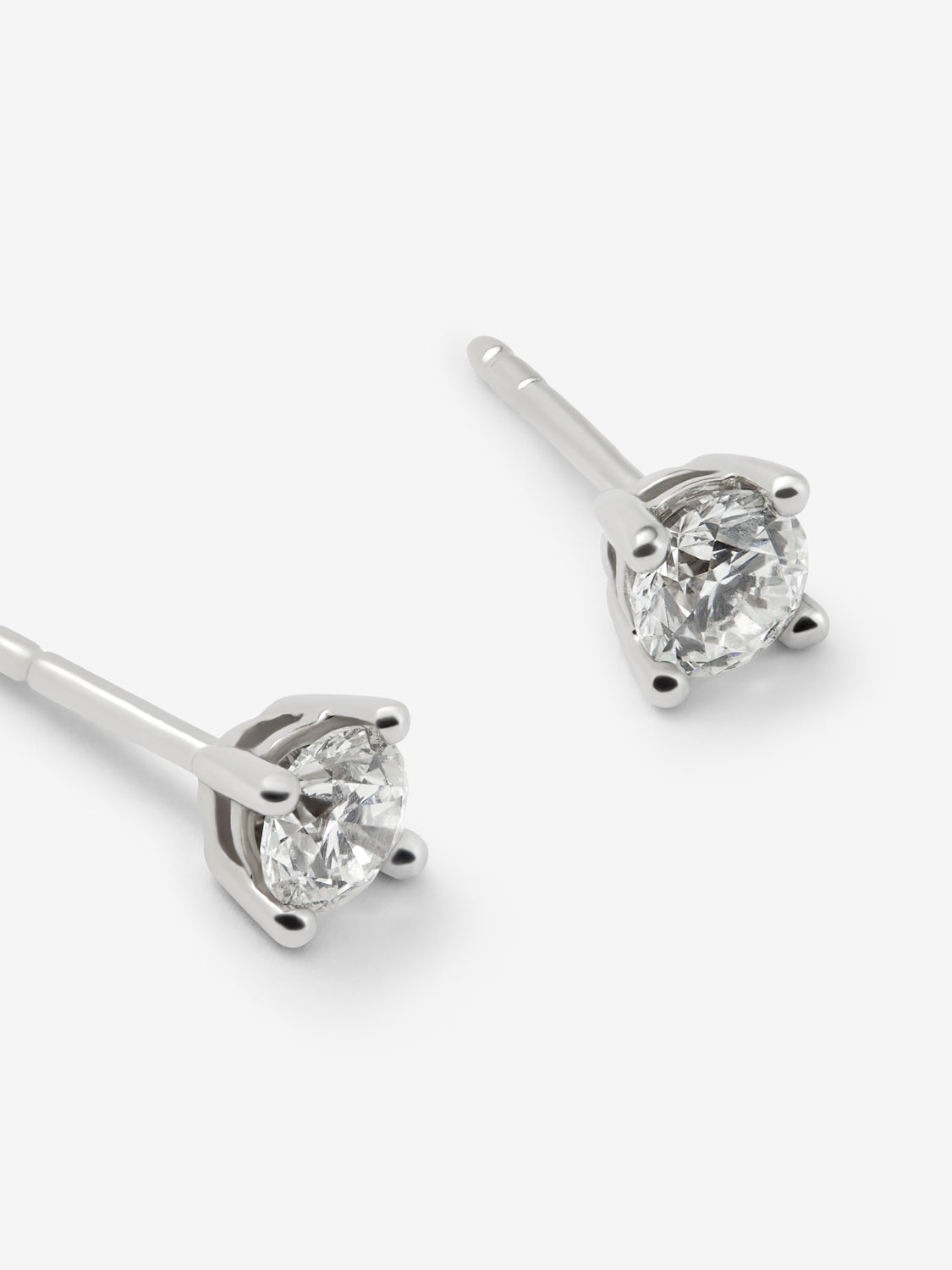 Pendientes de oro blanco de 18K con diamante de 0,4 cts