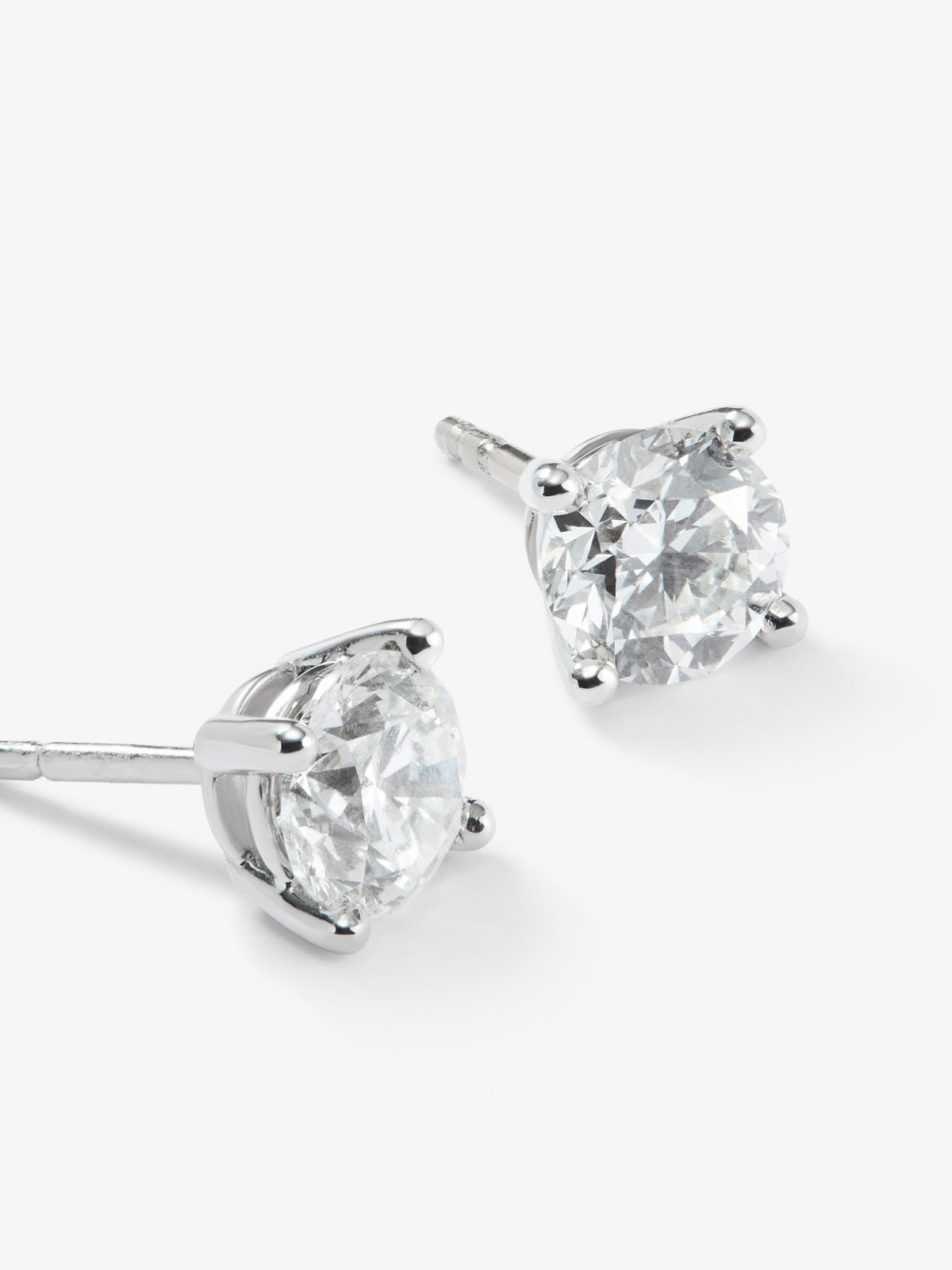 Pendientes solitarios de oro blanco de 18K con 2 diamantes en talla brillante con un total de 1 cts