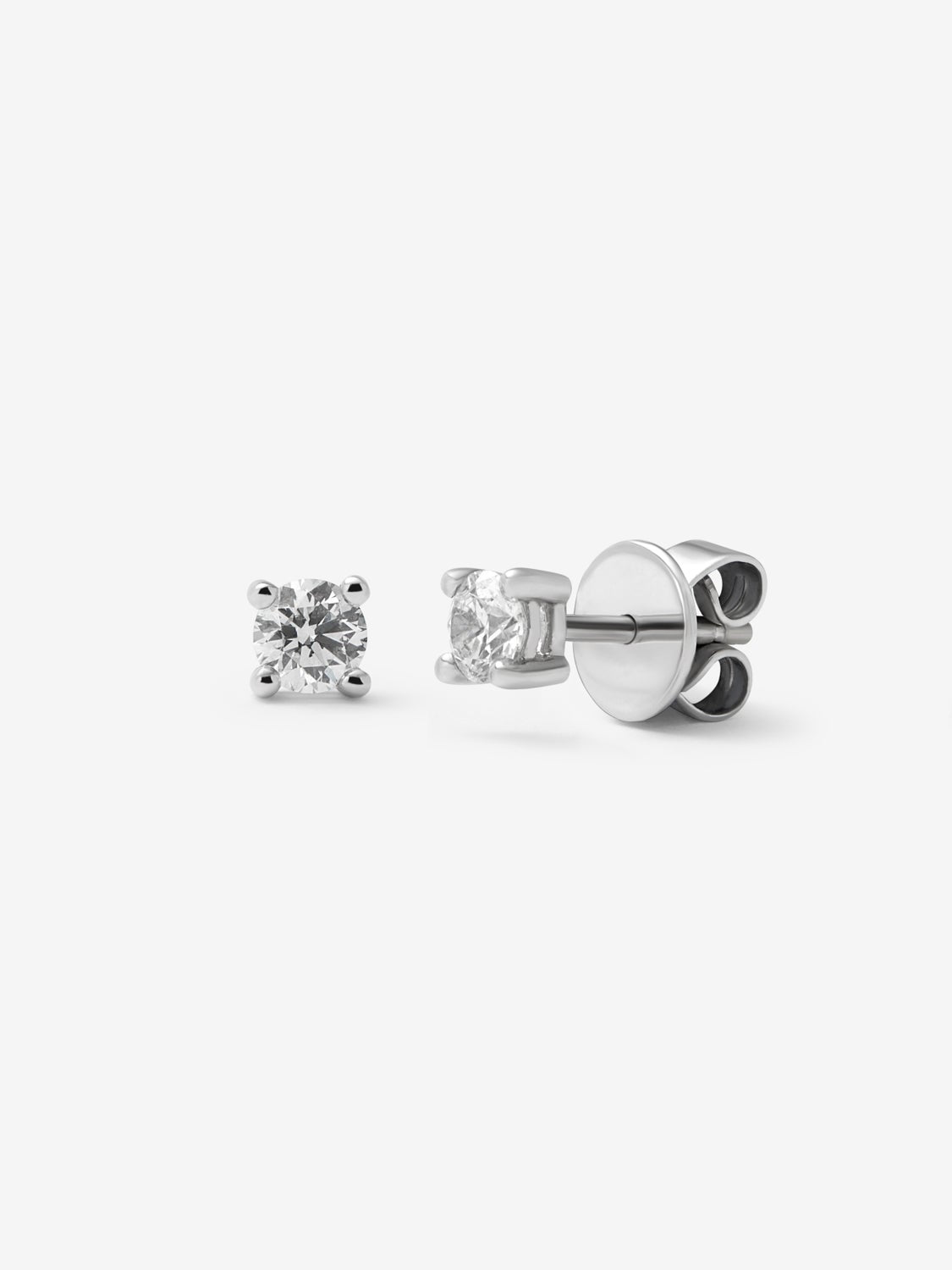 Pendientes solitarios de oro blanco de 18K con 2 diamantes en talla brillante con un total de 0,4 cts