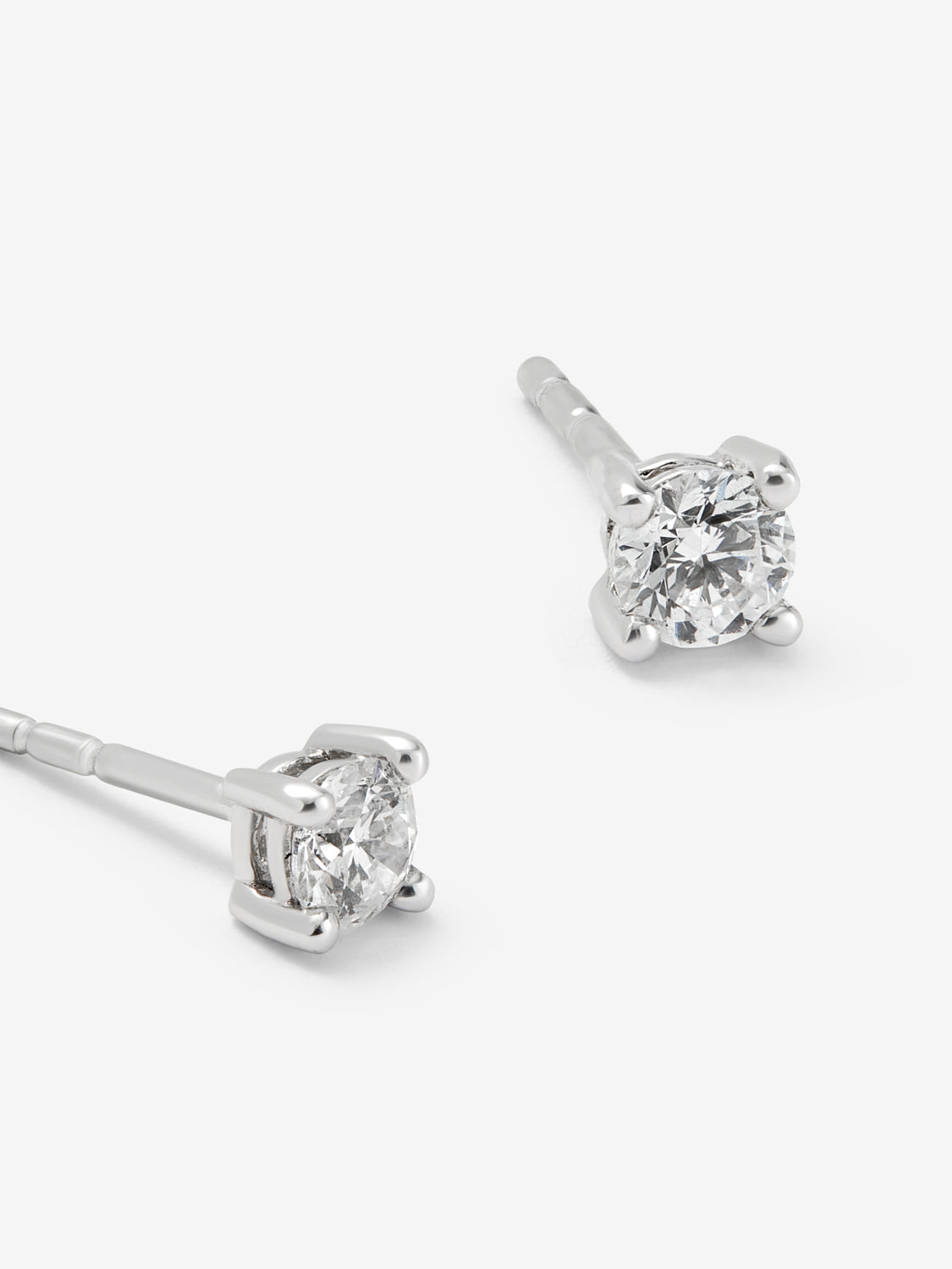 18K white gold solitaire earrings with 2 brilliant-cut diamonds with a total of 0.4 cts