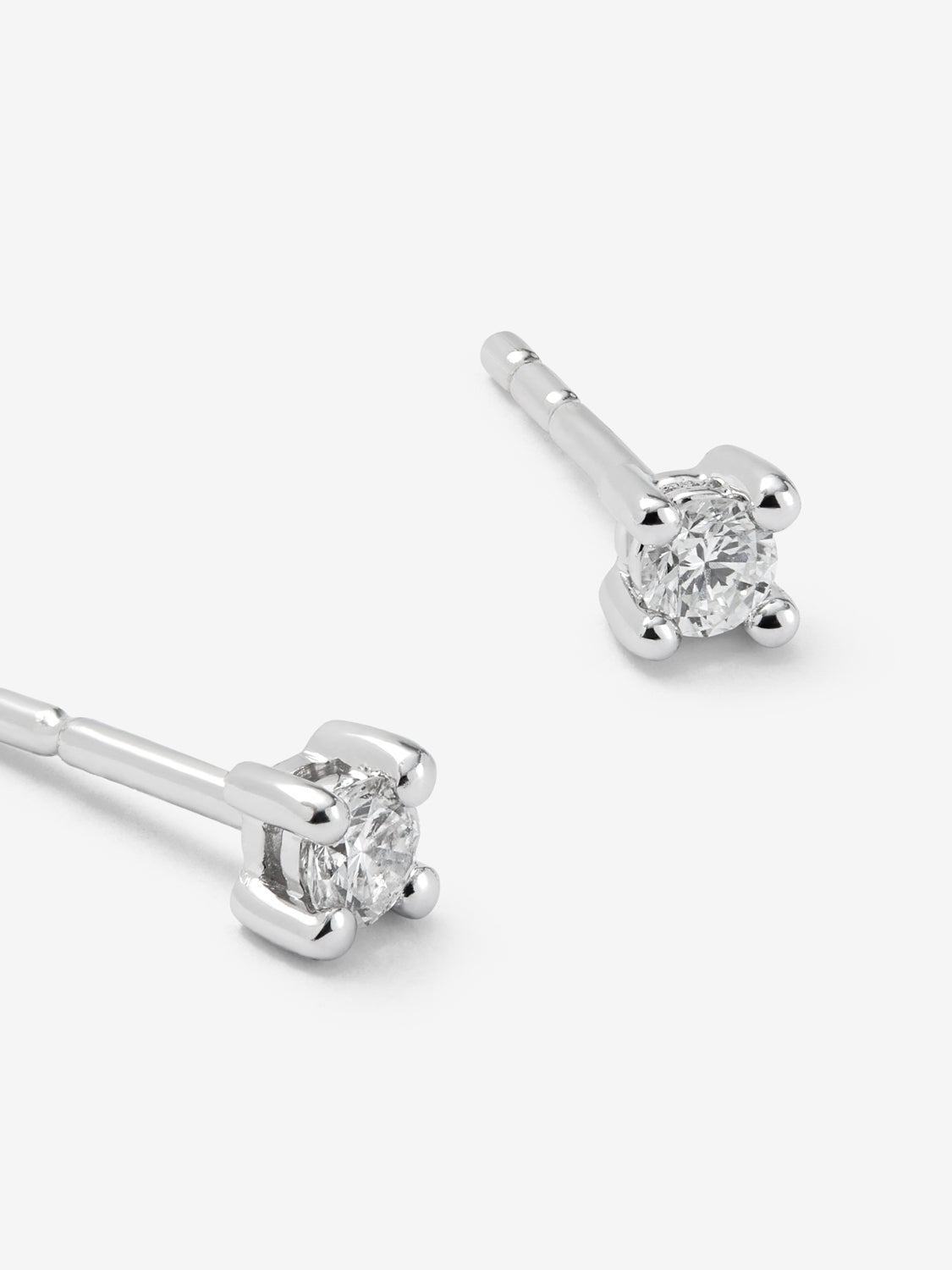 Pendientes solitarios de oro blanco de 18K con 2 diamantes en talla brillante con un total de 0,14 cts