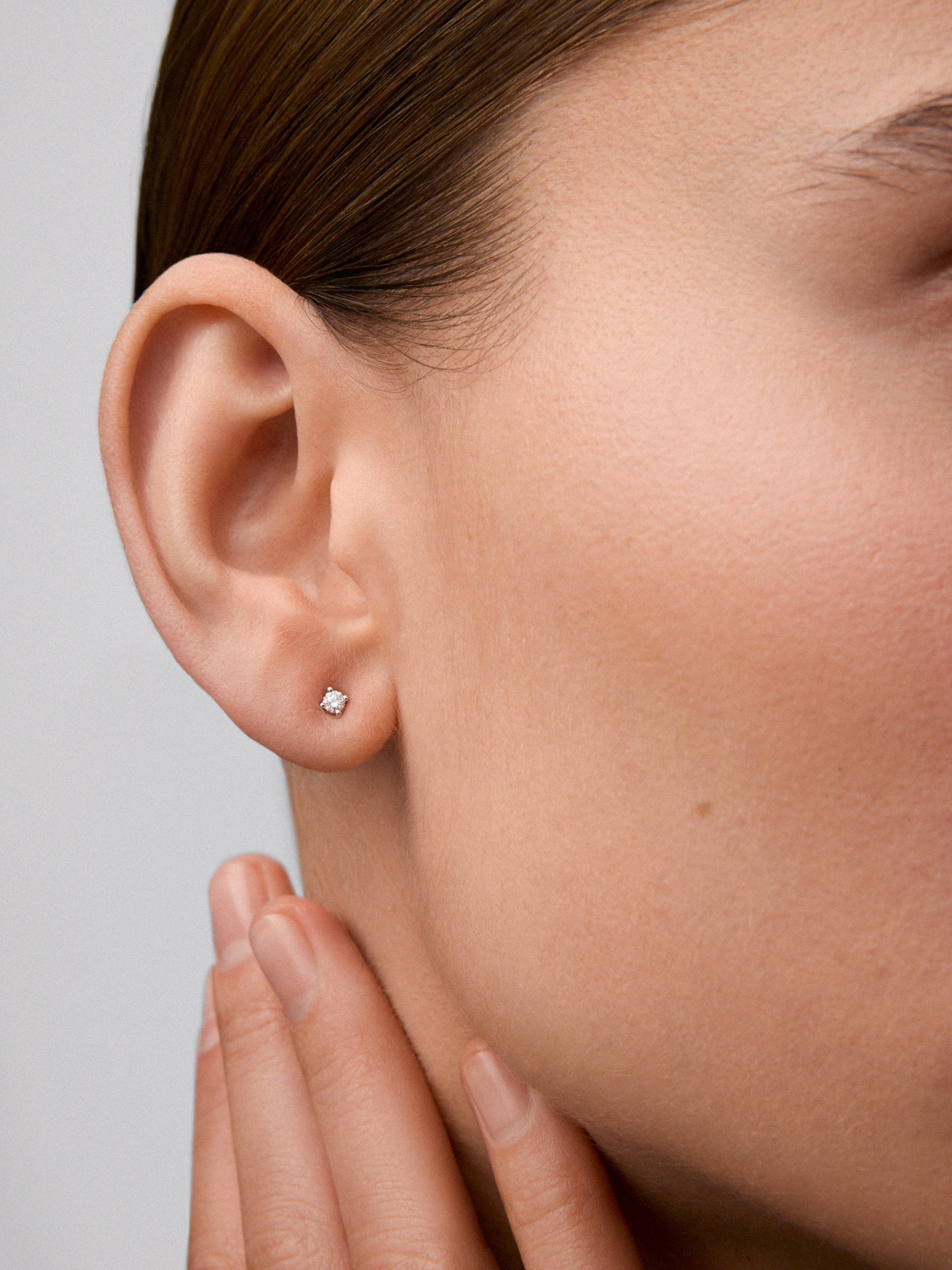 Pendientes solitarios de oro blanco de 18K con 2 diamantes en talla brillante con un total de 0,14 cts