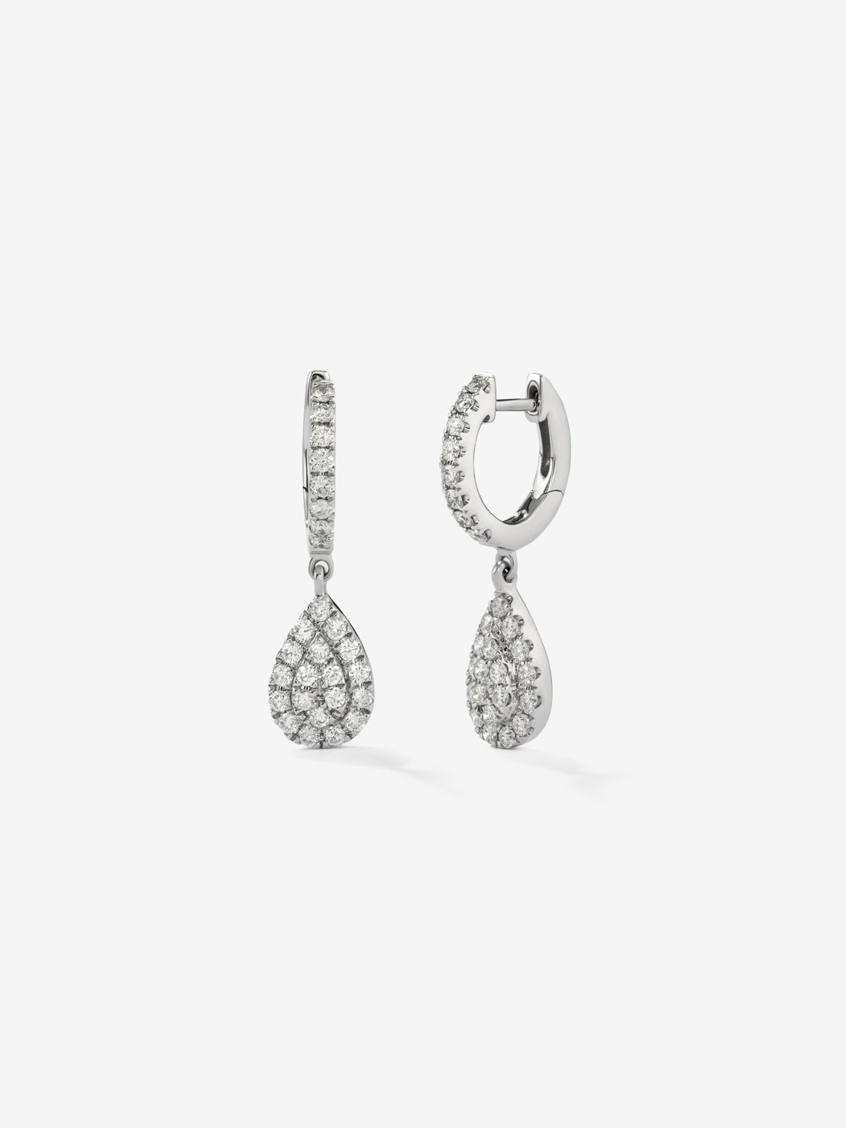 Pendientes de oro blanco de 18K con 54 diamantes en talla brillante con un total de 0,52 cts