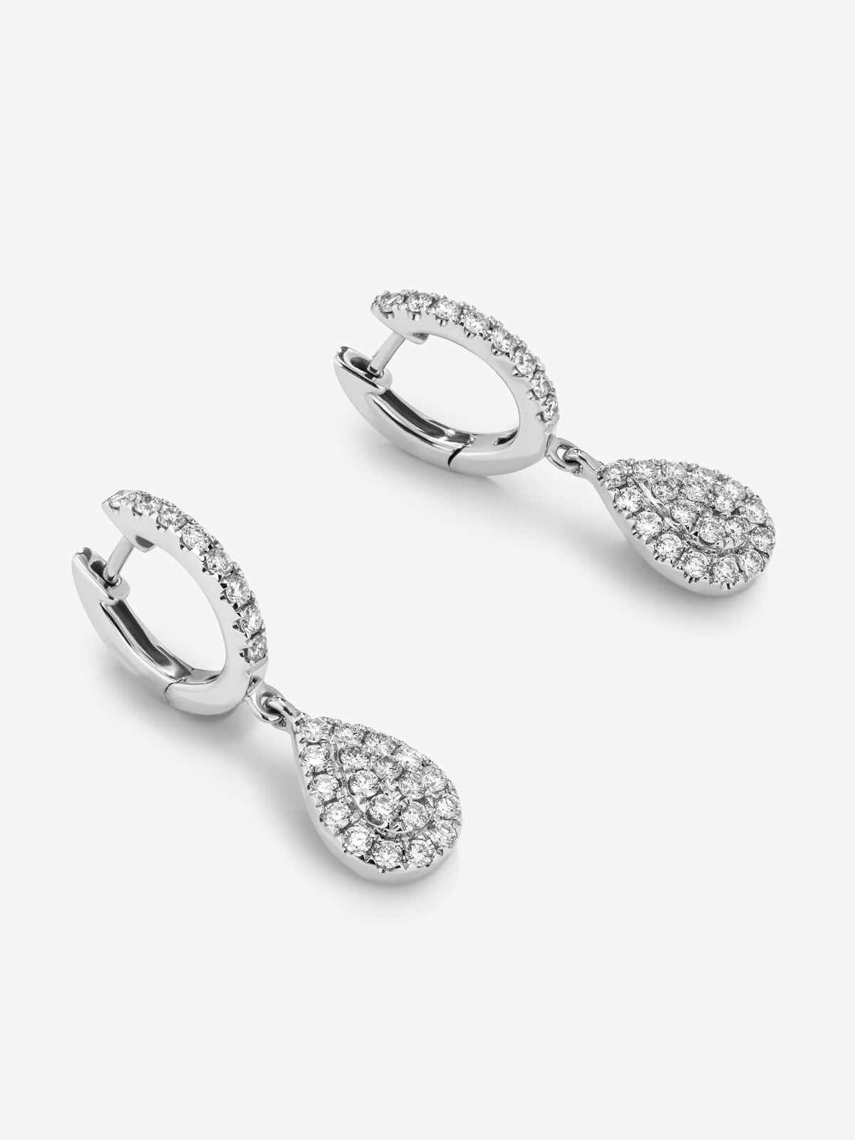 Pendientes de oro blanco de 18K con 54 diamantes en talla brillante con un total de 0,52 cts
