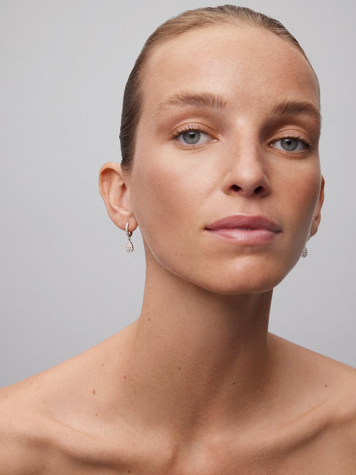 Pendientes de oro blanco de 18K con 54 diamantes en talla brillante con un total de 0,52 cts