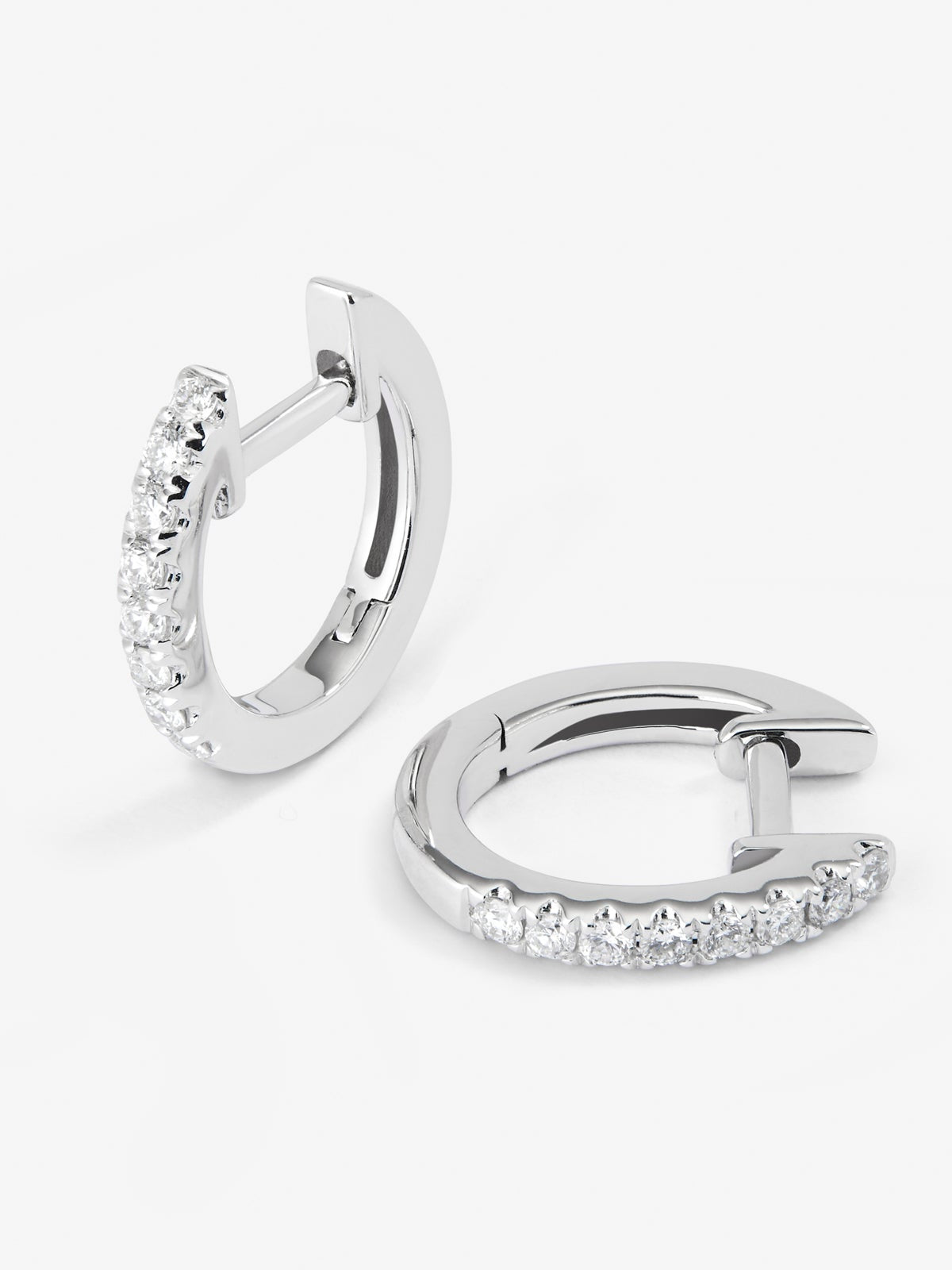 Pendientes de oro blanco de 18K con 16 diamantes en talla brillante con un total de 0,16 cts