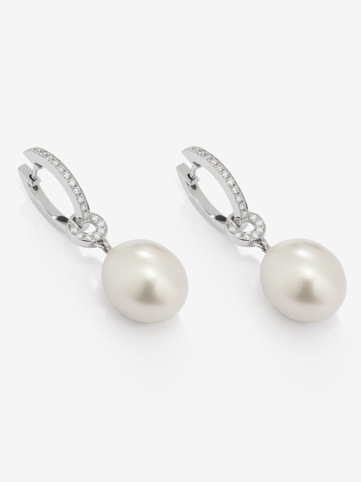 Pendiente de aro de oro blanco de 18k con colgante de perla australiana de 9 mm y diamante