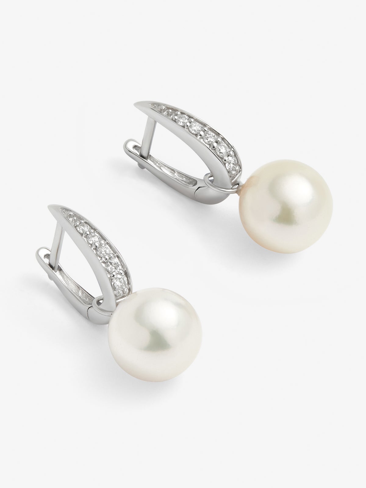 Pendientes de oro blanco de 18K con 2 perlas de 9,5mm y 10 diamantes en talla brillante con un total de 0,12 cts