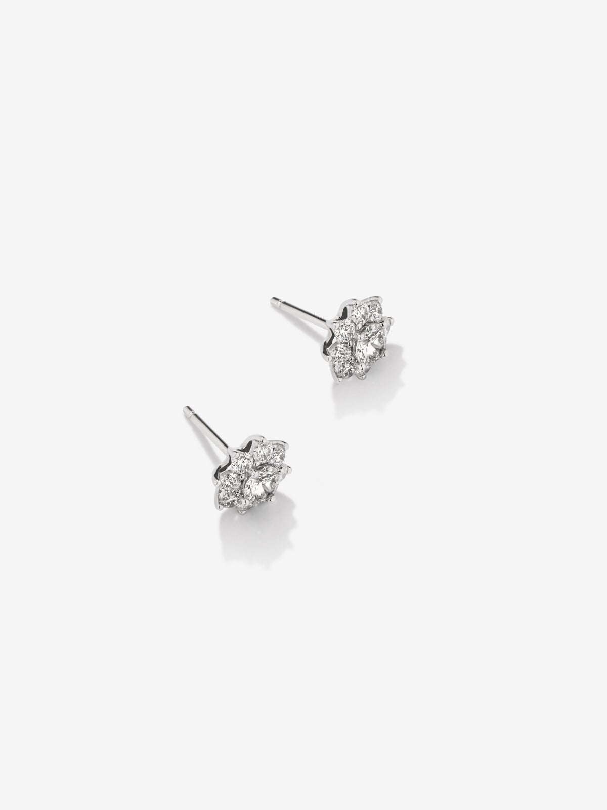Pendientes de oro blanco de 18K con 18 diamantes en talla brillante con un total de 0,57 cts con forma de estrella