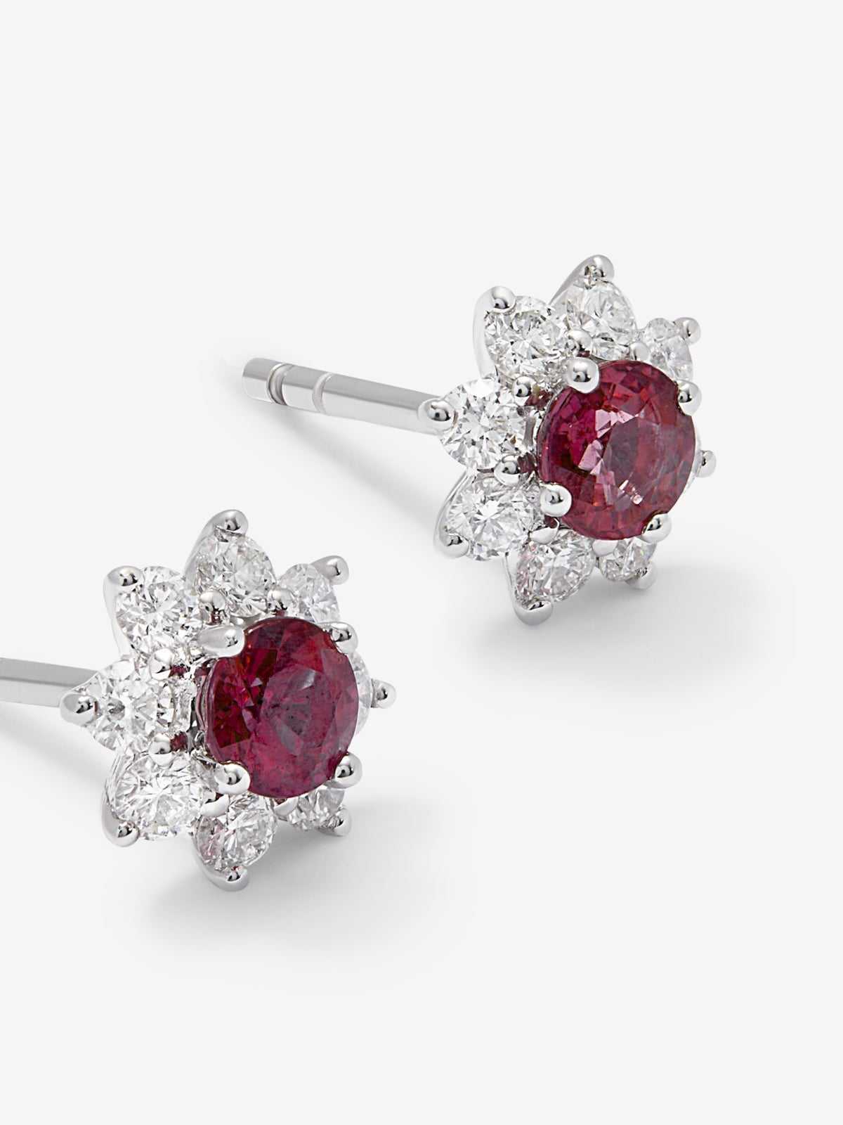 Pendientes estrella de oro blanco de 18K con rubi y diamante