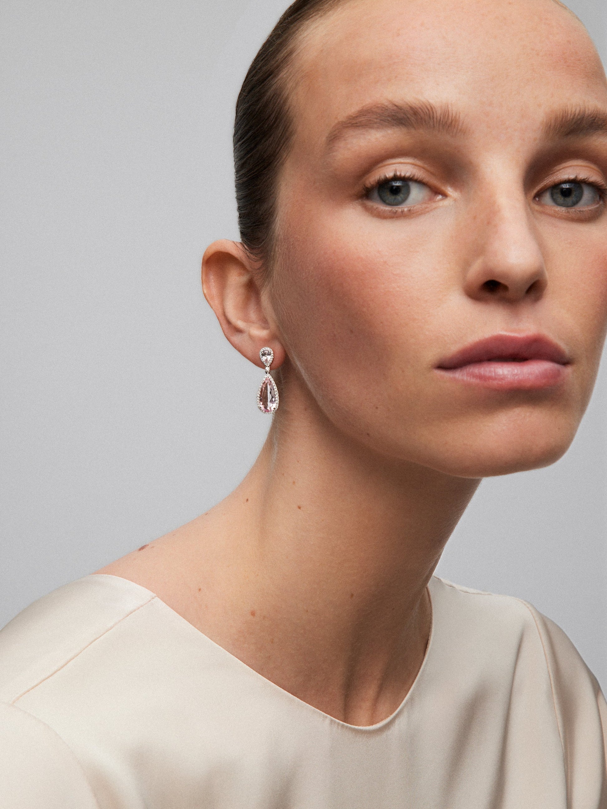 Pendientes de oro blanco de 18K con morganitas en talla pera de 5,04 cts y diamantes en talla brillante de 0,5 cts