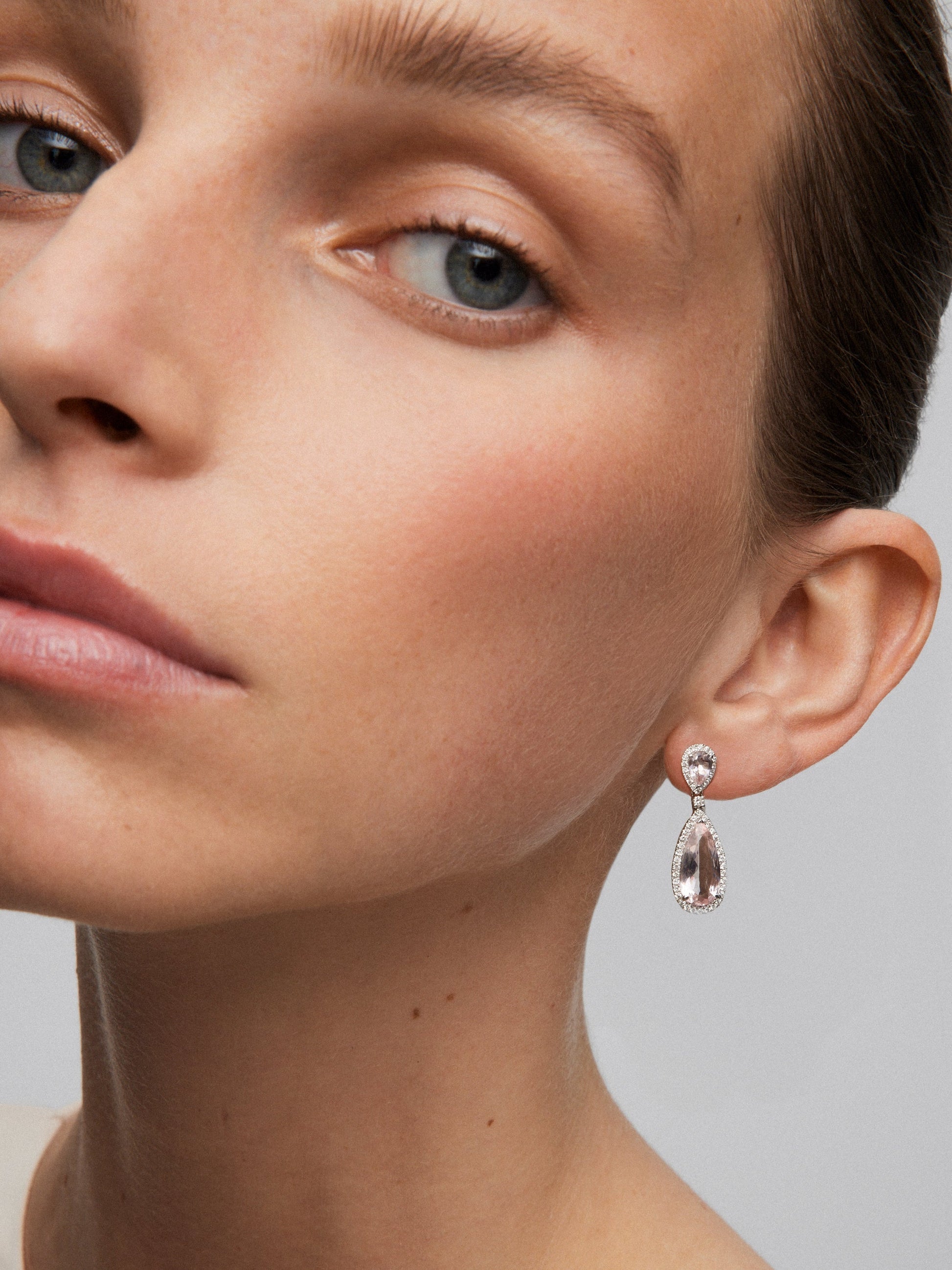 Pendientes de oro blanco de 18K con morganitas en talla pera de 5,04 cts y diamantes en talla brillante de 0,5 cts