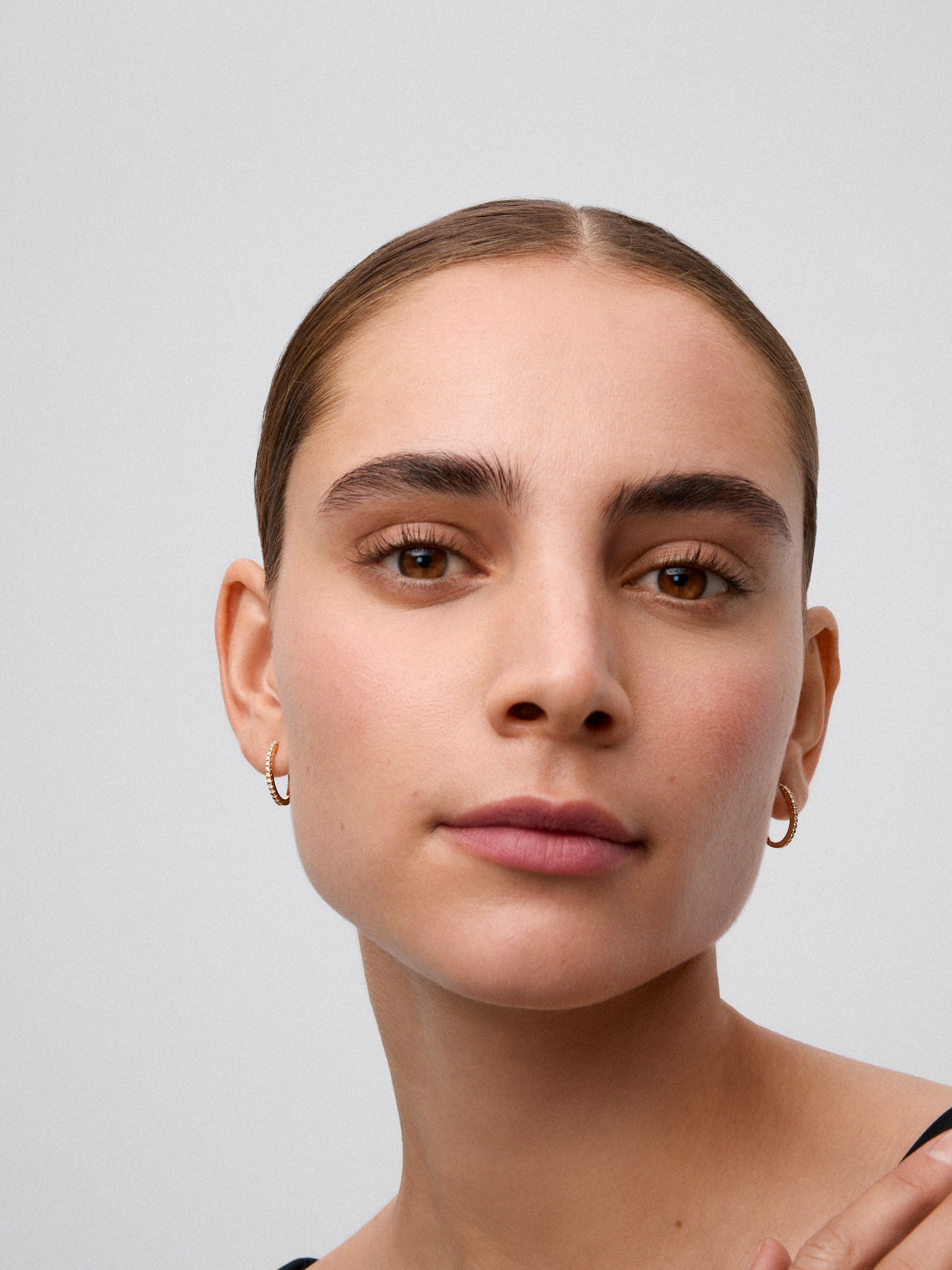 Pendientes de aro de oro amarillo de 18K con 28 diamantes en talla brillante con un total de 0,22 cts