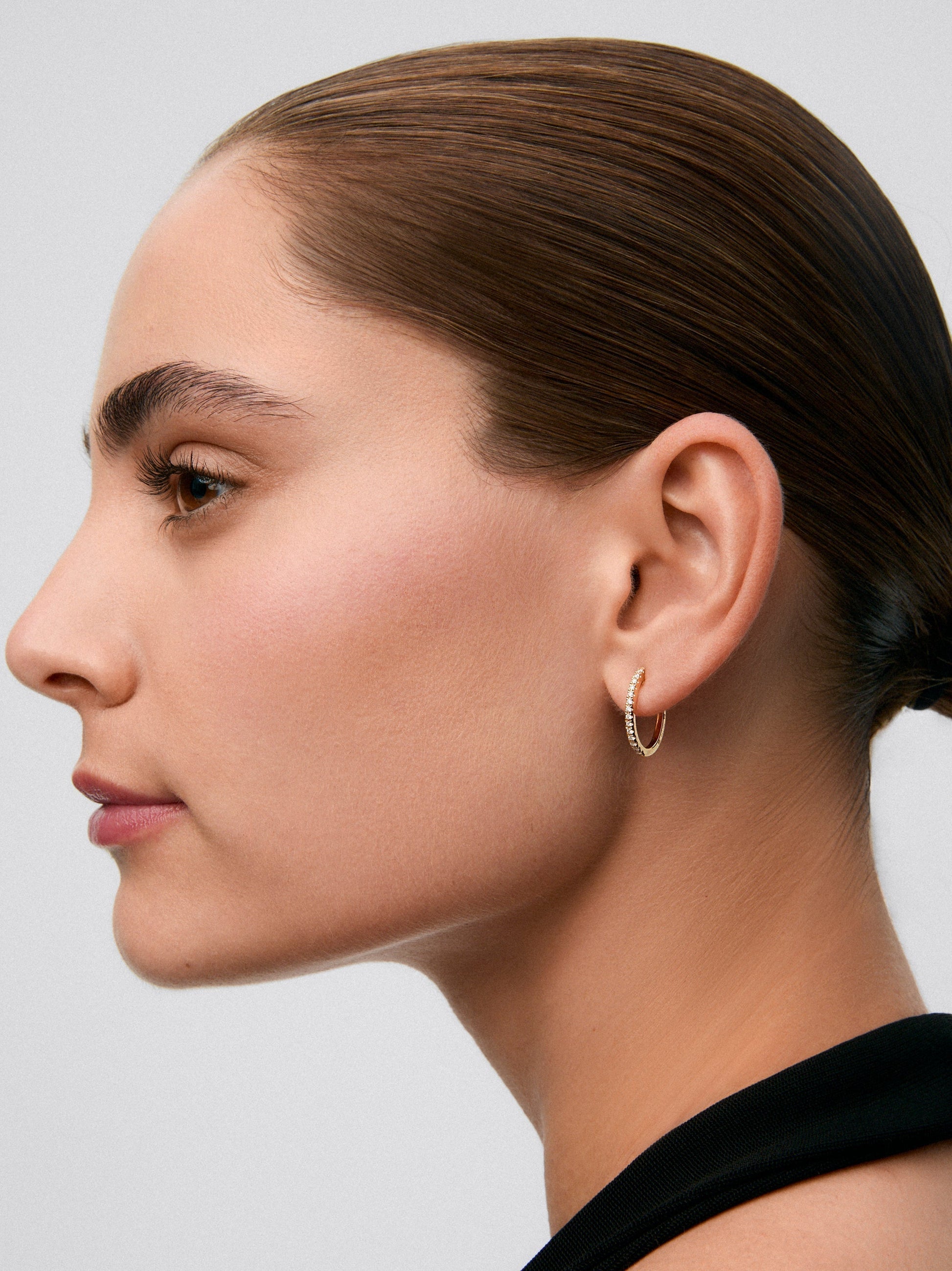 Pendientes de aro de oro amarillo de 18K con 28 diamantes en talla brillante con un total de 0,22 cts