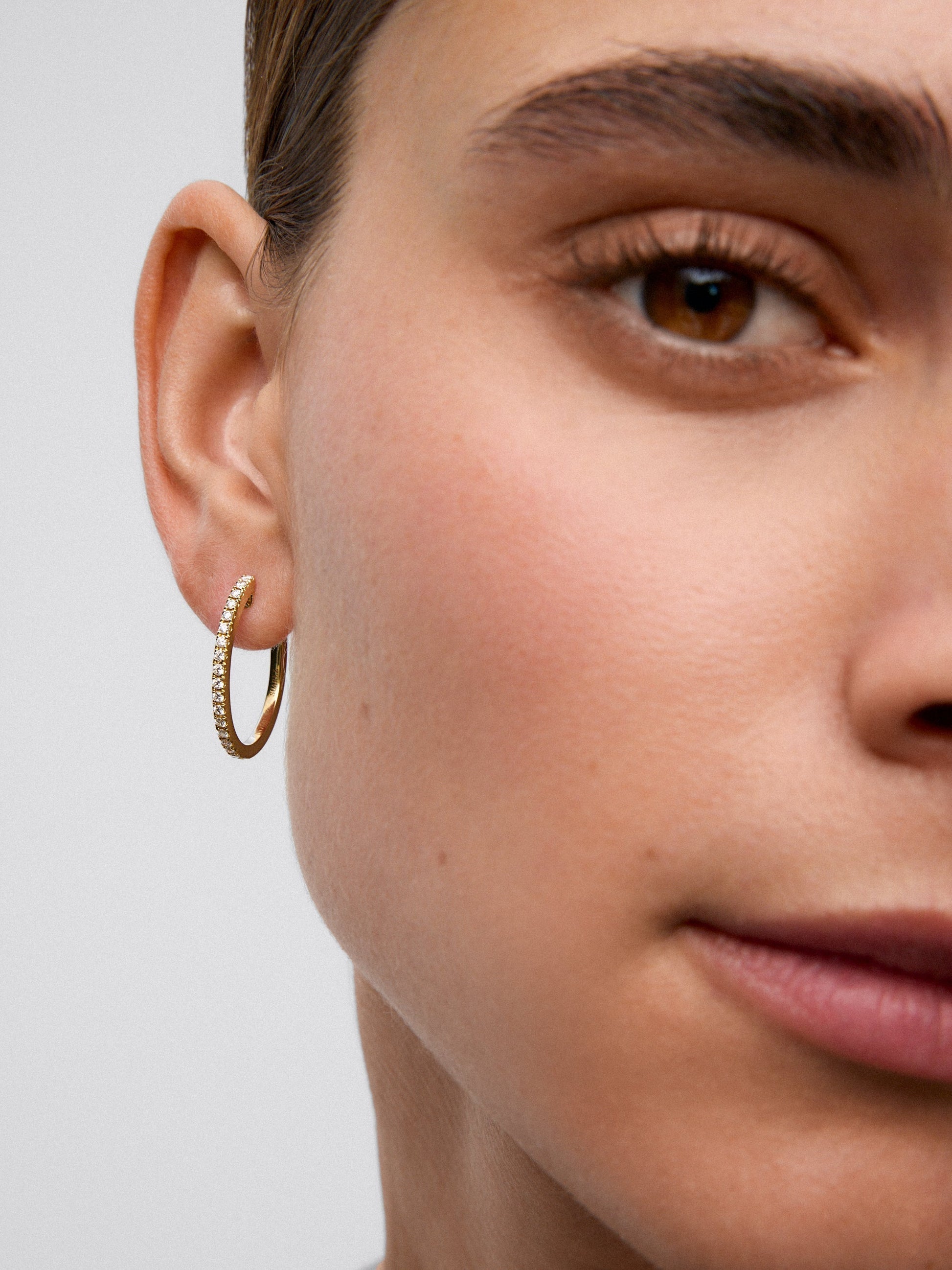 Pendientes de aro de oro amarillo de 18K con diamantes blancos en talla brillante de 0,51 cts