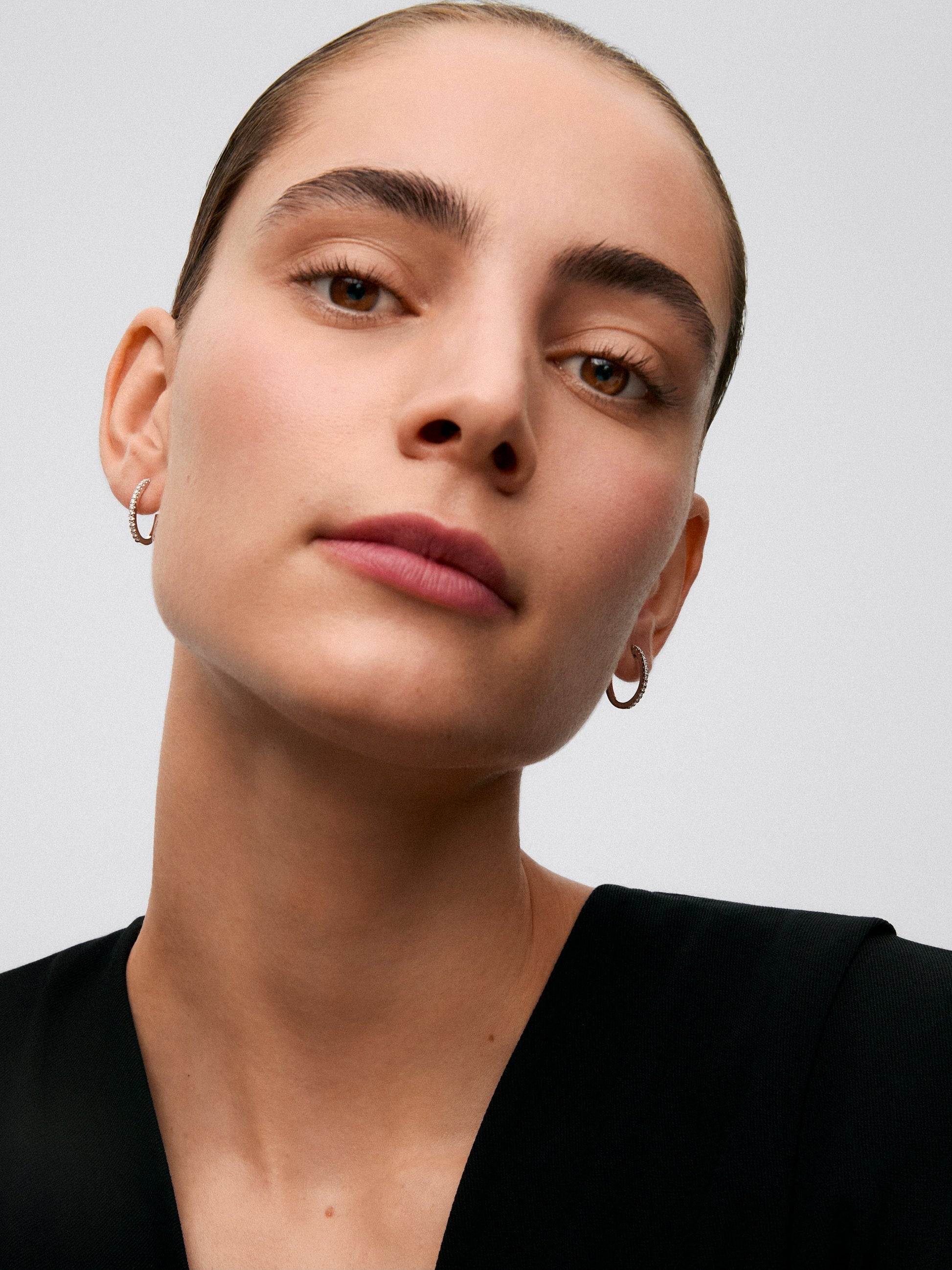 Pendientes aro fino de oro blanco de 18K con diamantes