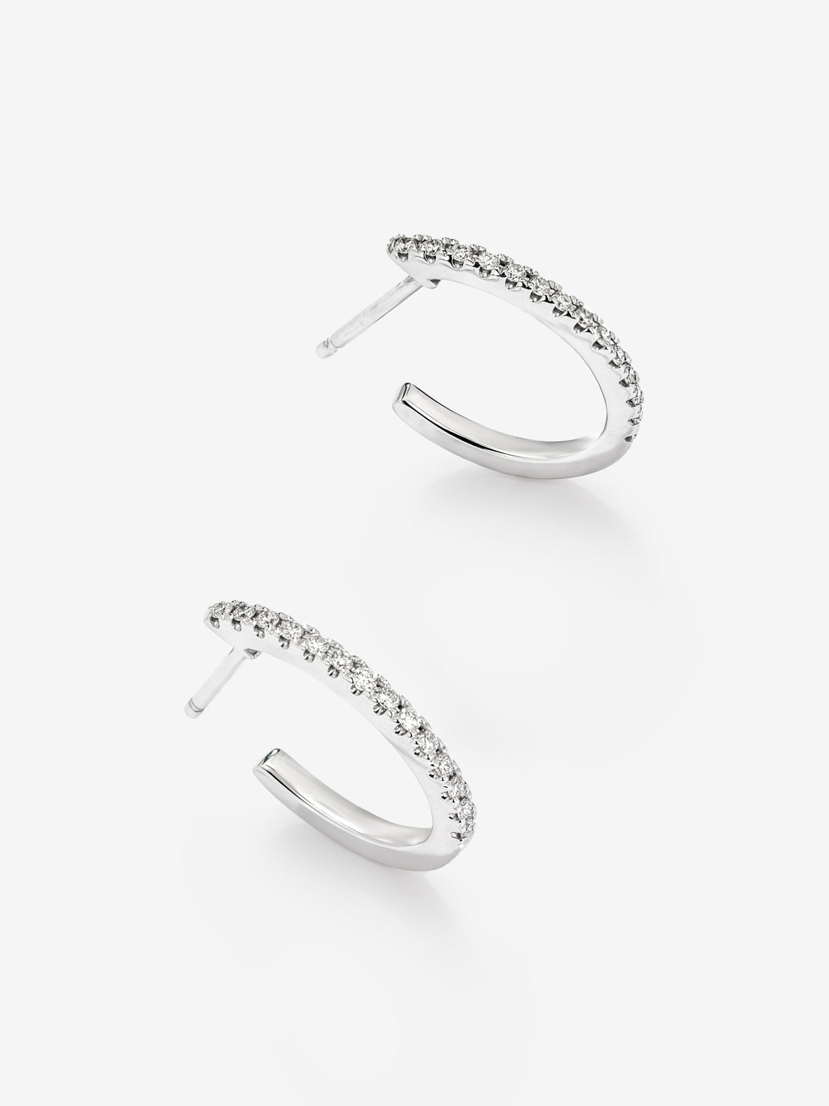 Pendientes aro fino de oro blanco de 18K con diamantes