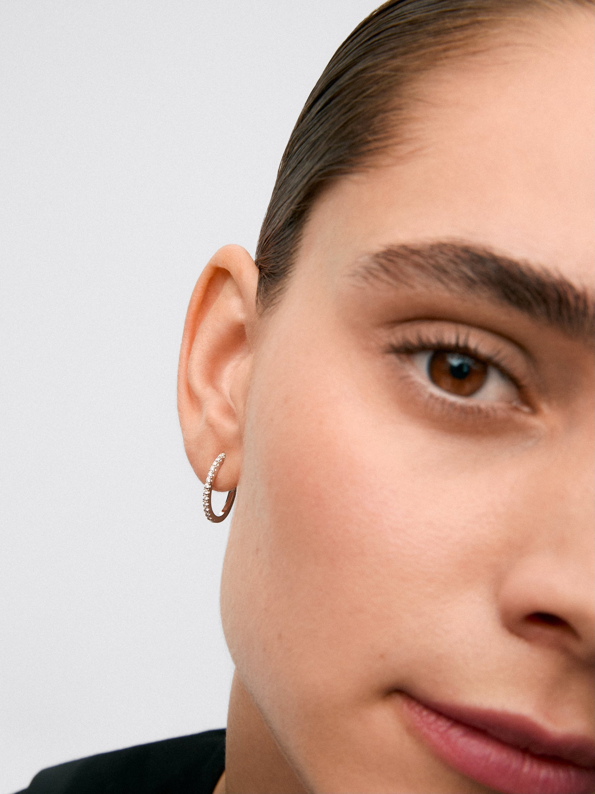 Pendientes aro fino de oro blanco de 18K con diamantes