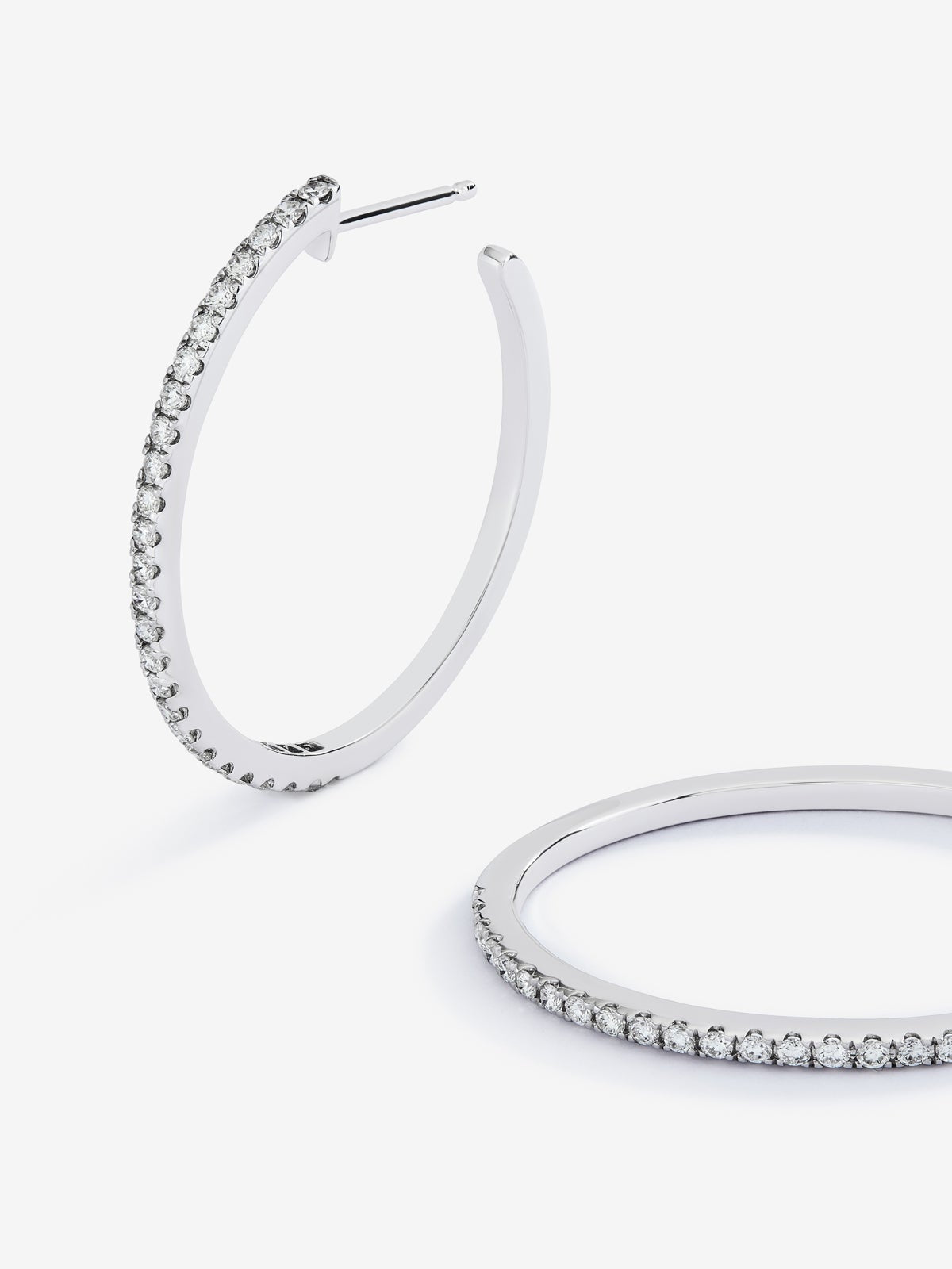 Pendientes de aro de oro blanco de 18K con 50 diamantes en talla brillante con un total de 0,74 cts