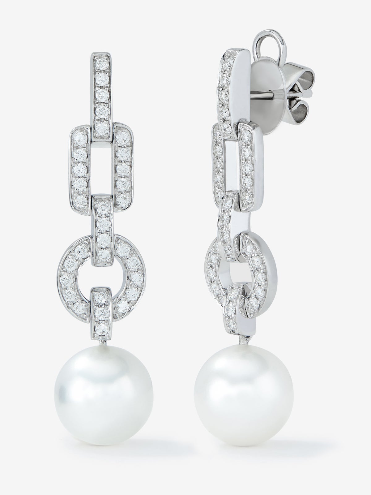 Pendientes de oro blanco de 18K con 2 perlas de 10mm y 64 diamantes en talla brillante con un total de 0,61 cts